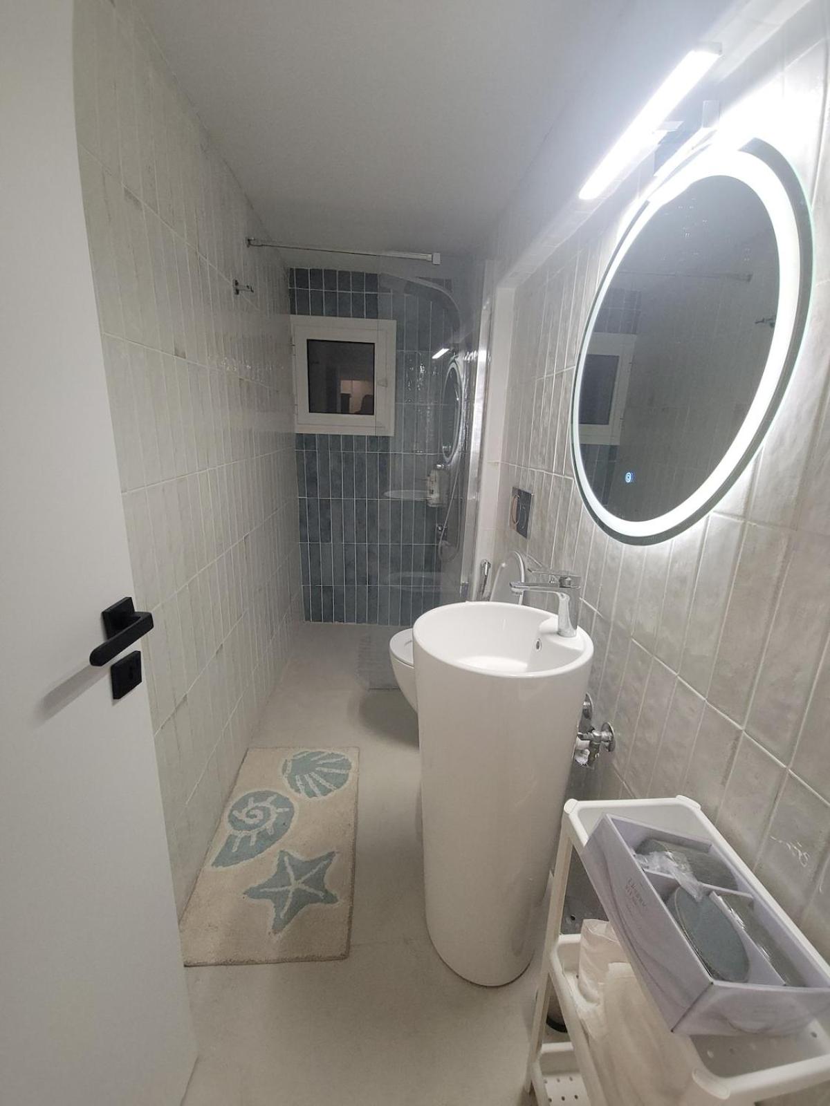 Stylish Rooftop Retreat with Hot Tub with Loutraki Beach