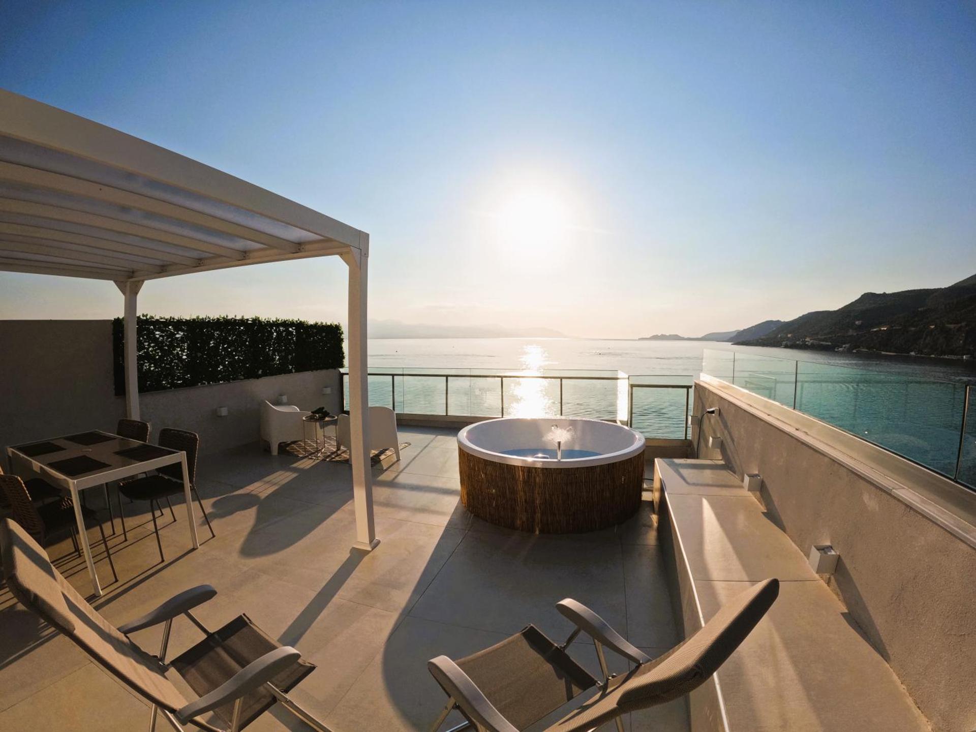 Stylish Rooftop Retreat with Hot Tub with Loutraki Beach