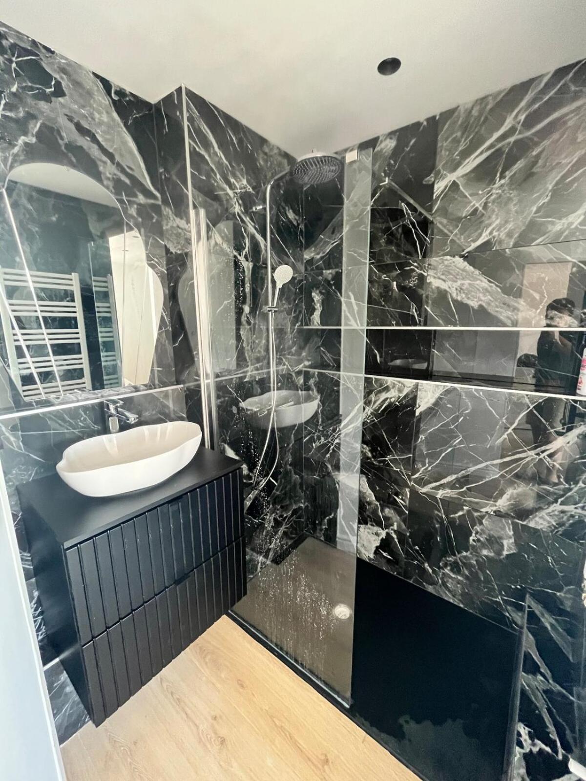 Pépite Suites - "RIVIERA" - 2 pièces de charme avec vue lac, clim et parking privé