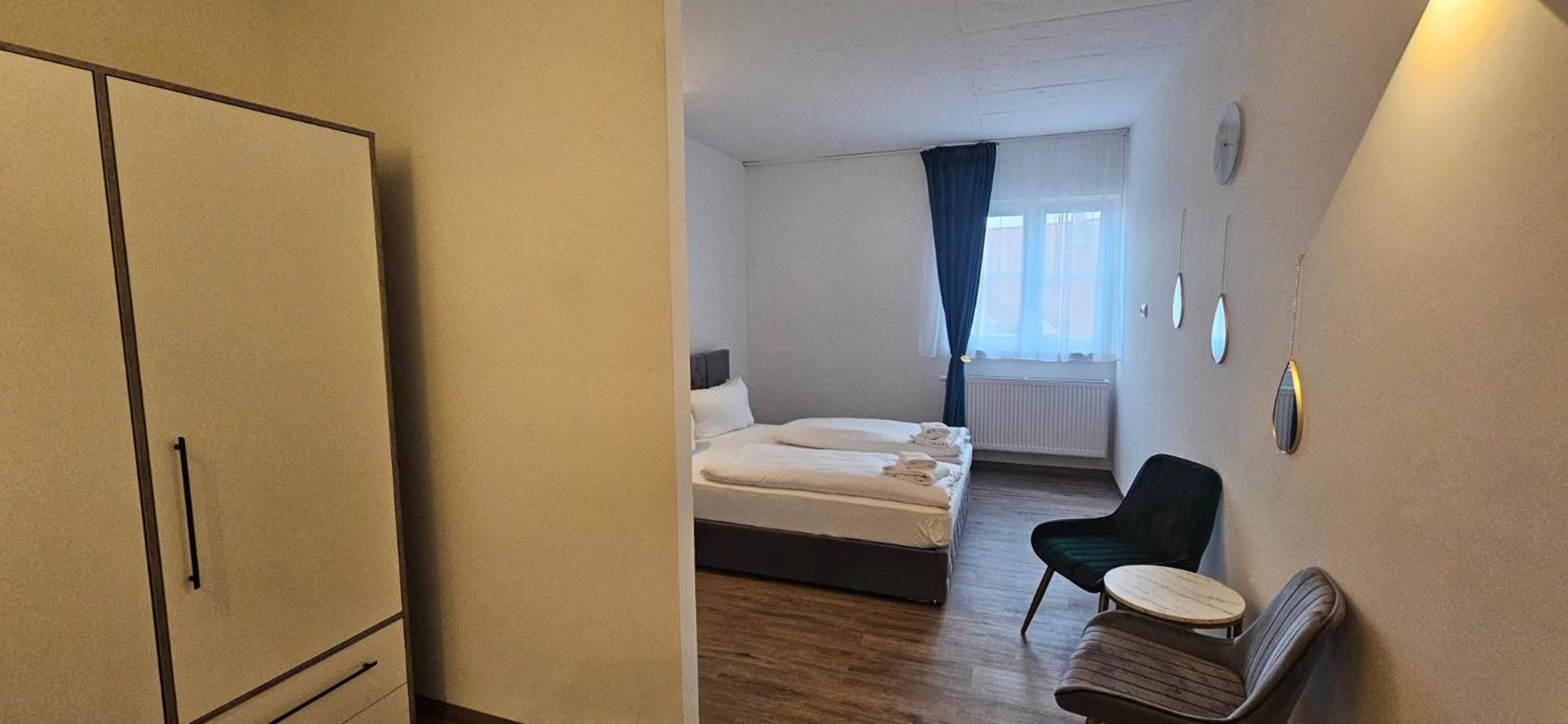 Camera Matrimoniale con Bagno in Comune 