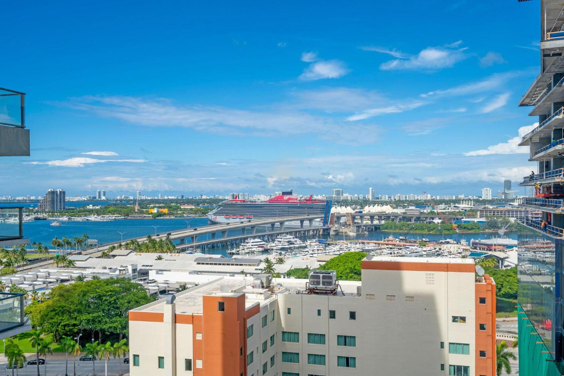 2 Bed Best Views in Downtown and Brickell