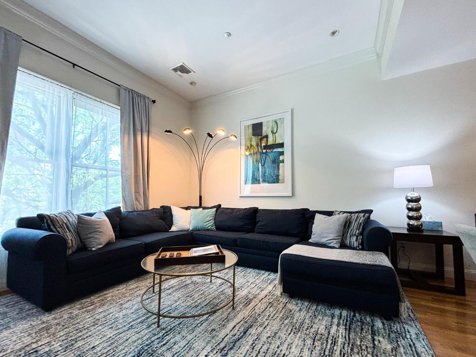 Modern townhome,Boston vacation,2 bath,pkg,deck