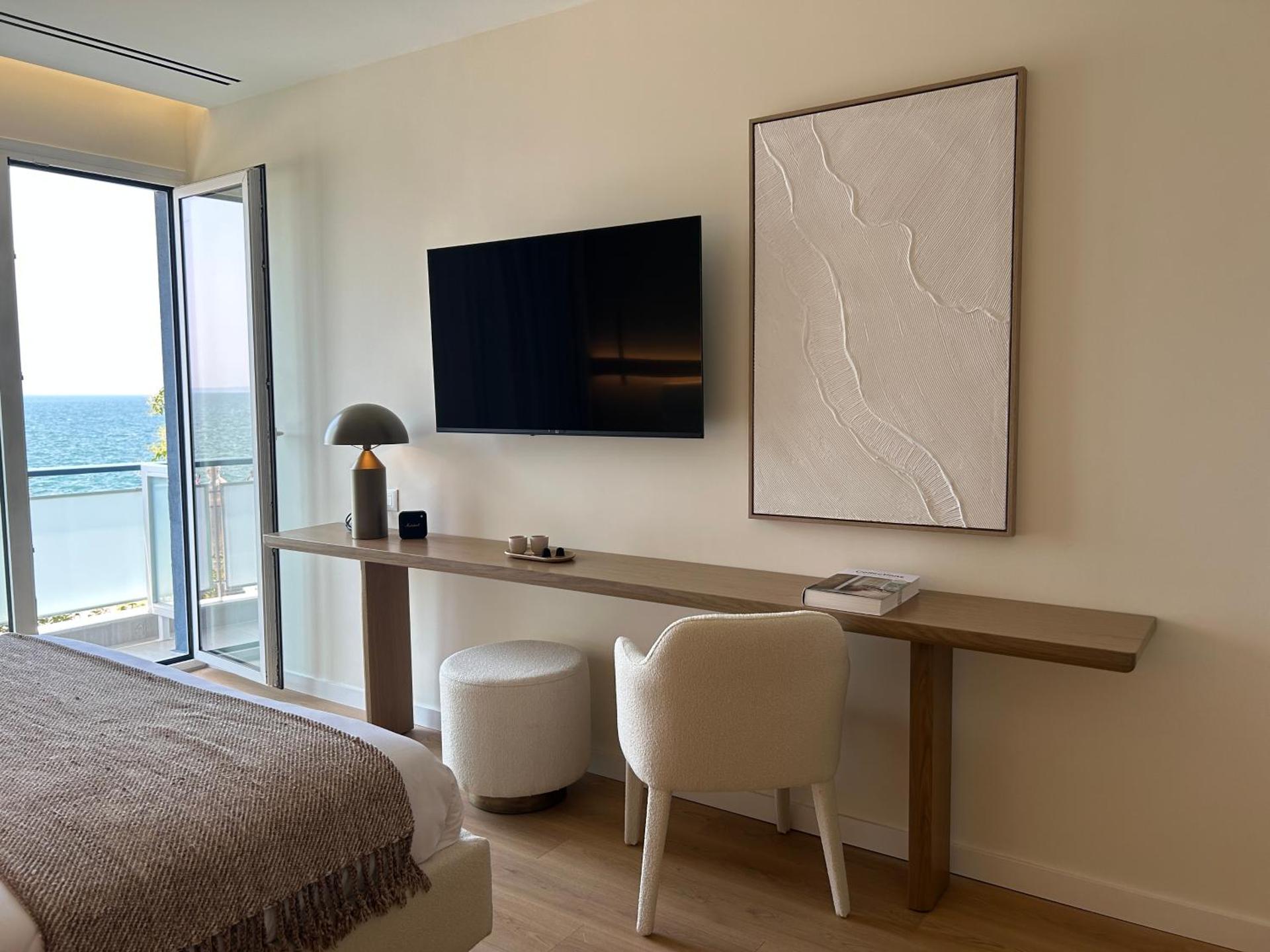 Luxury White Tower Suites