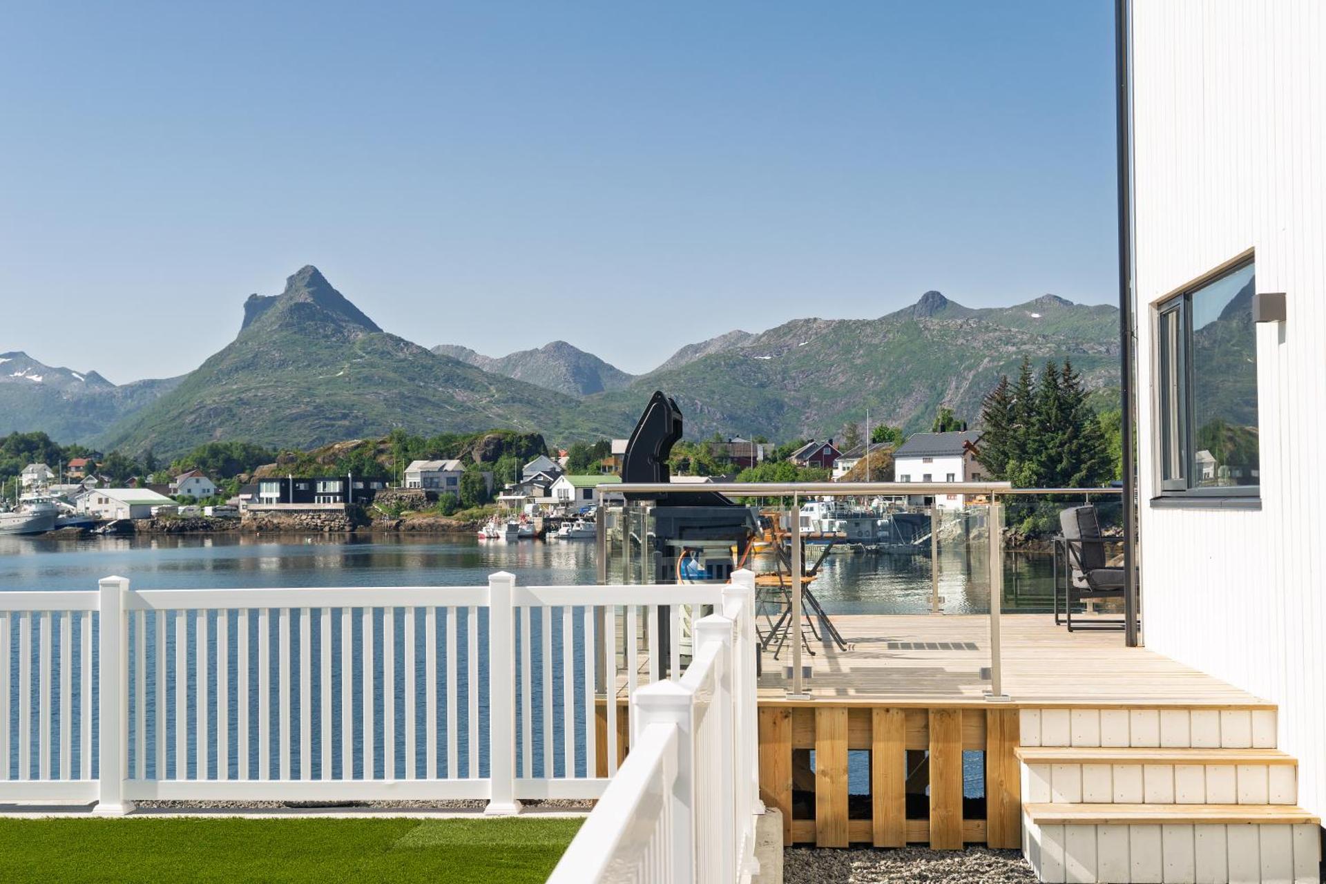 Waterfront House with Hot Tub