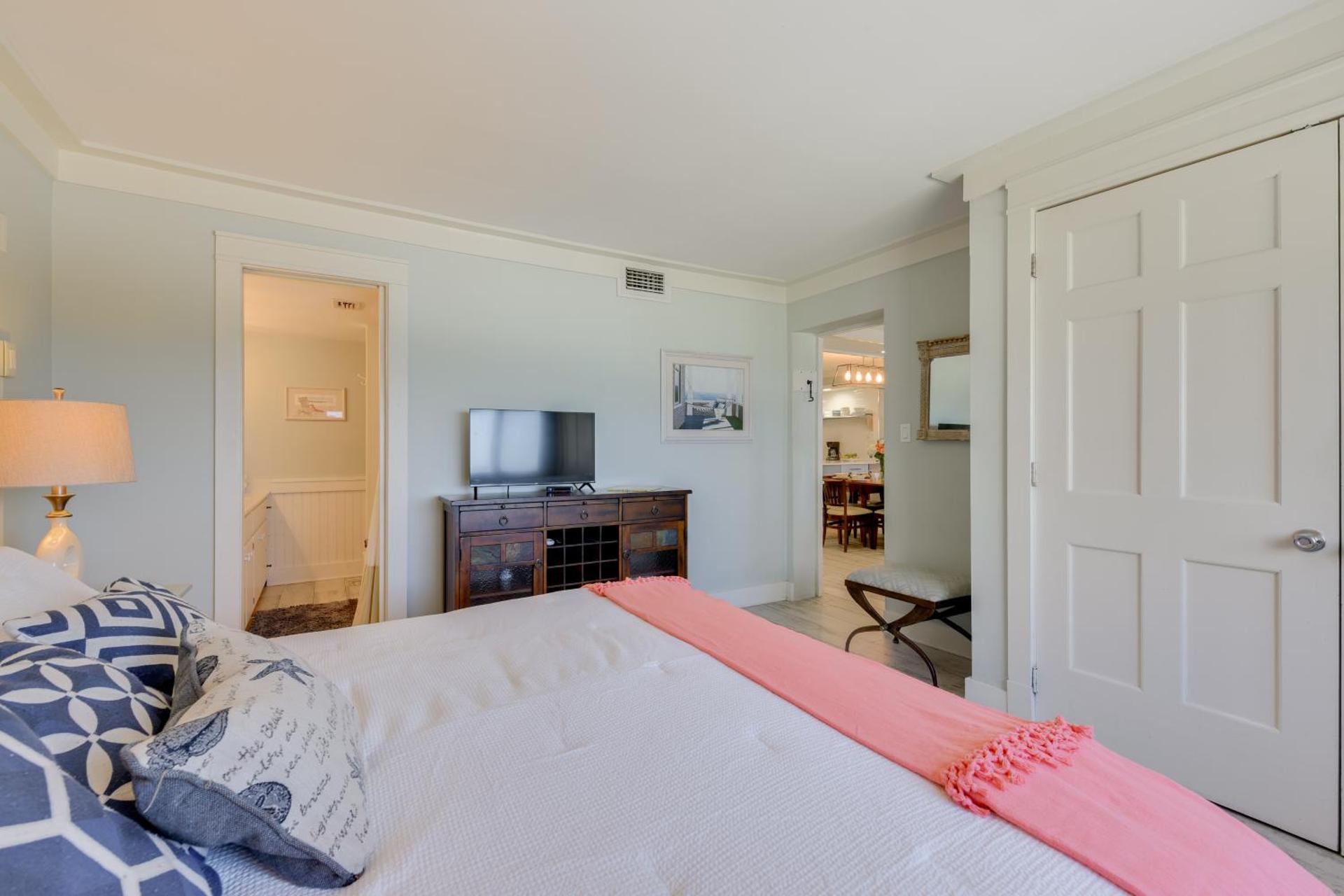 Oceanfront PCB Condo with Beach Access and 2 Pools