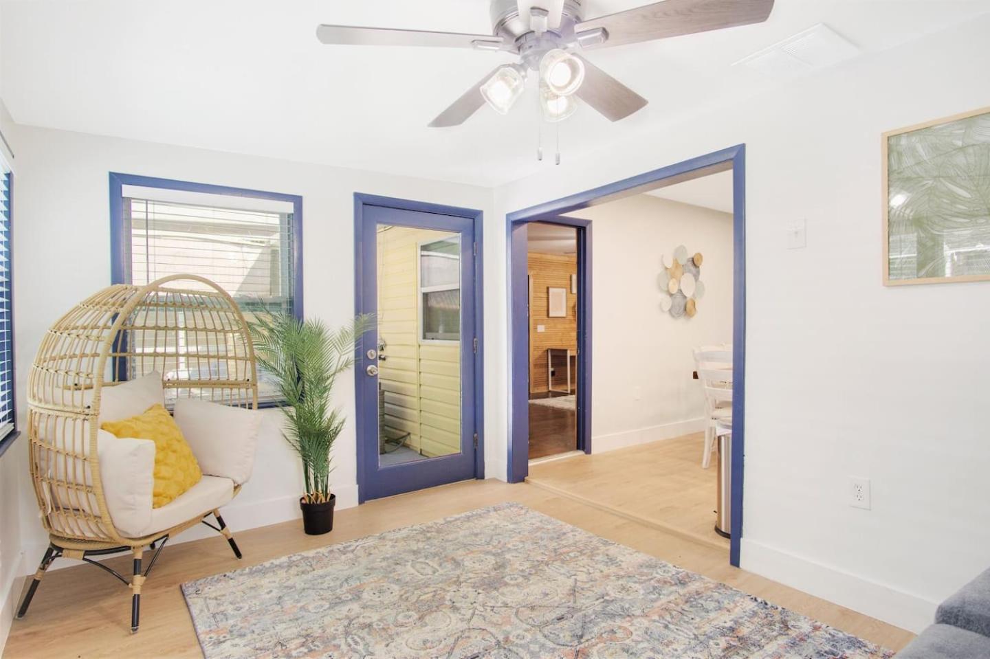 Pets OK! Heated Pool mins to 3 Sisters Spring!