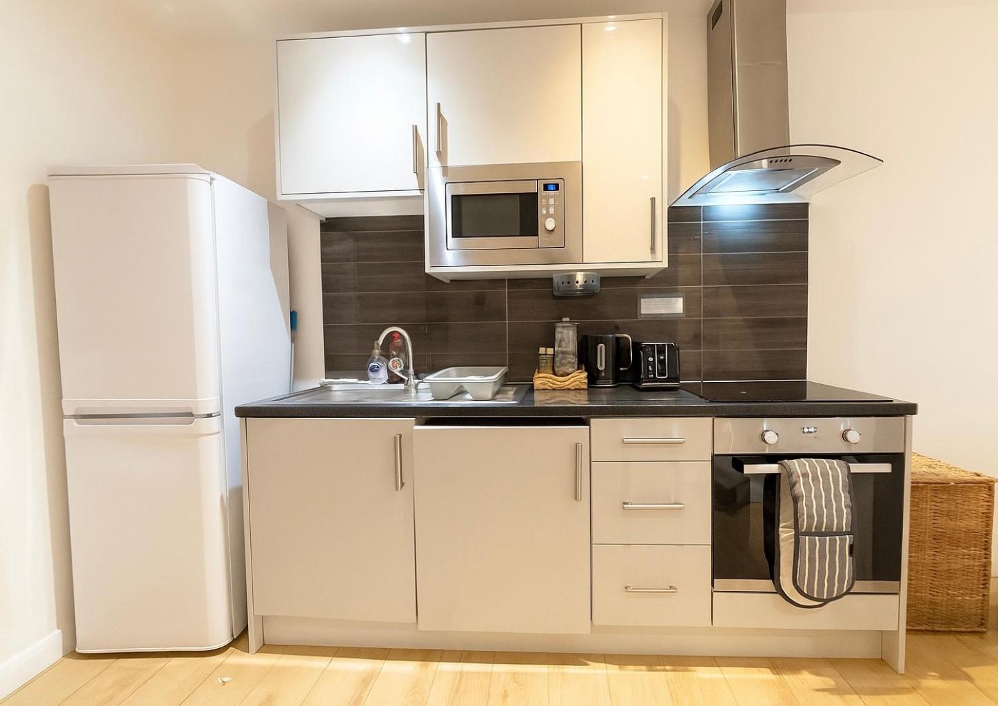 Luxury 2 Bed 2 Bath Apartment In Battersea - Sleeps 6