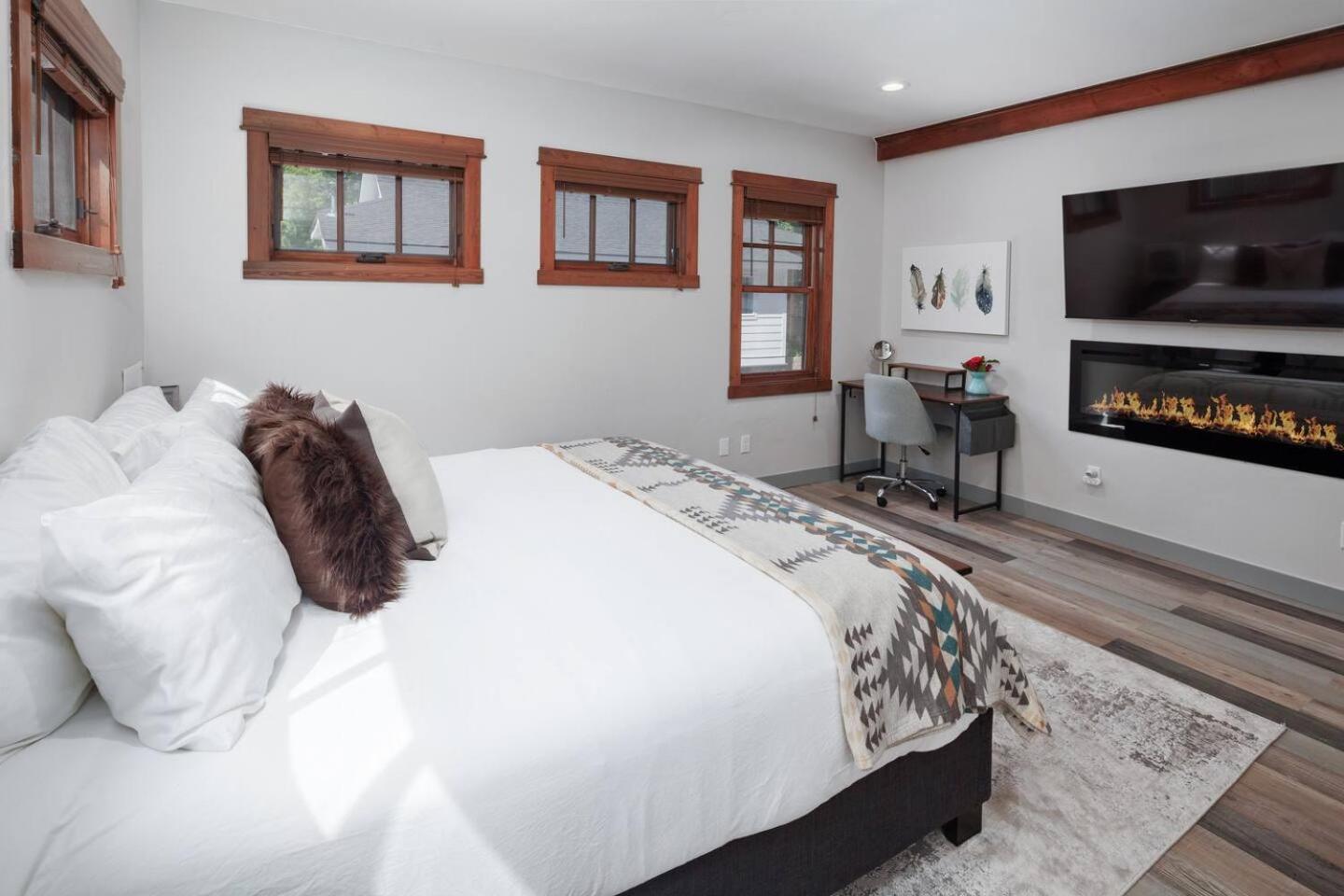 Best Location! Walkable30 Min to GNP5 Min Lake