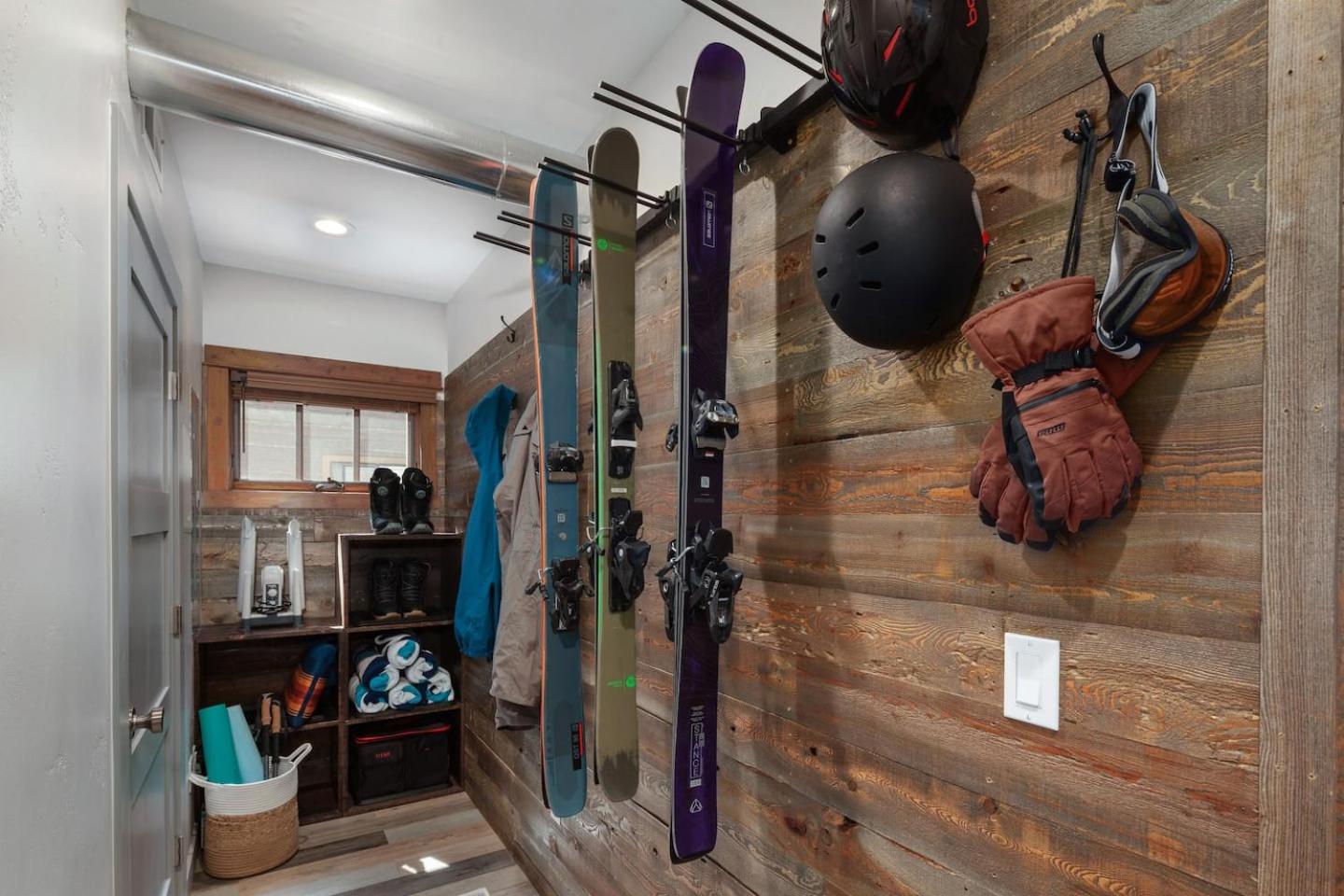 Best Location! Walkable30 Min to GNP5 Min Lake