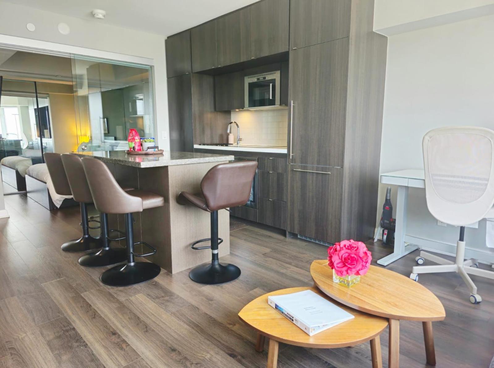 Elegant 2BR & 2BA Retreat in Prime Yorkville, Downtown