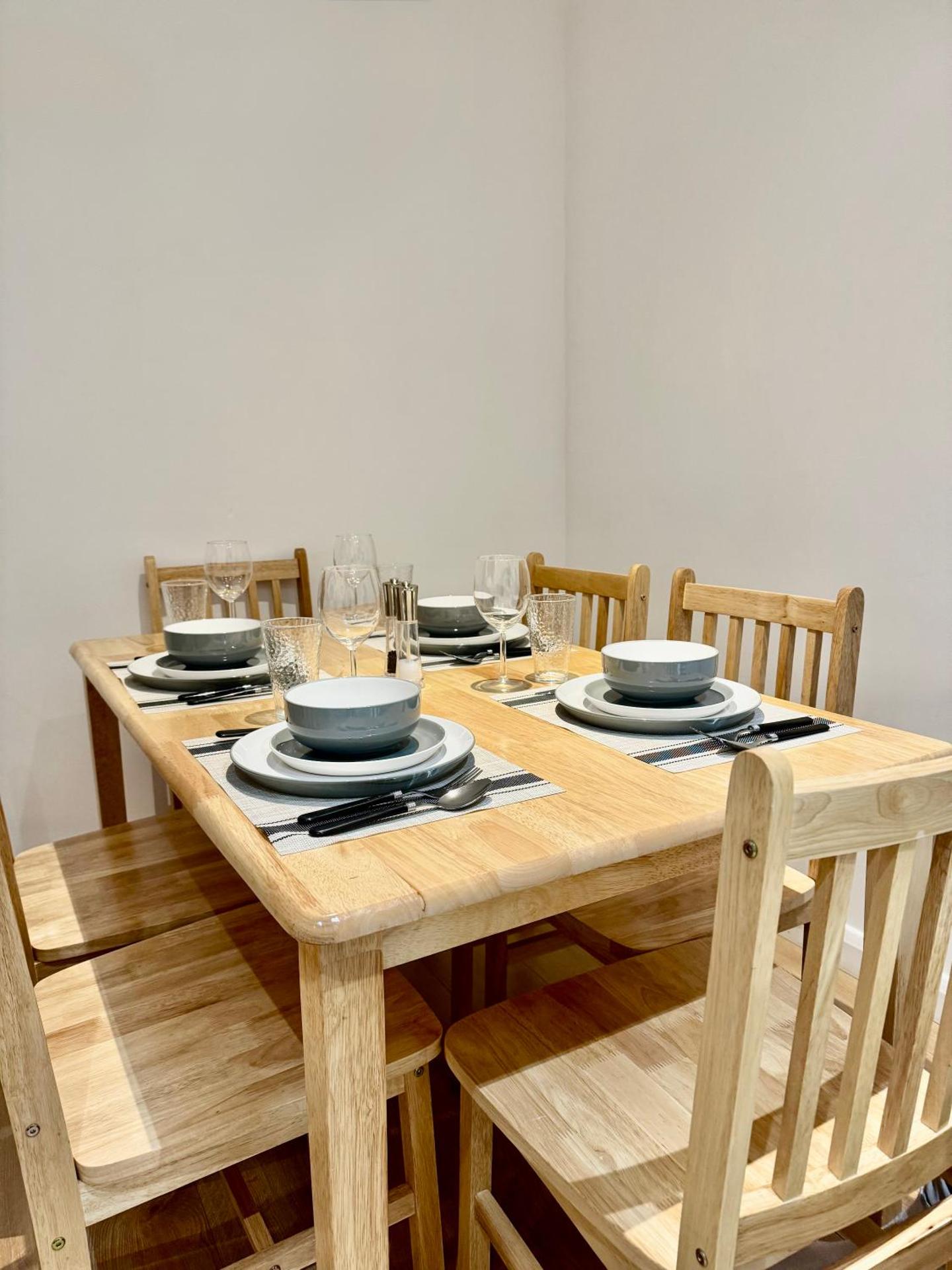 Luxury 2 Bed 2 Bath Apartment In Battersea - Sleeps 6