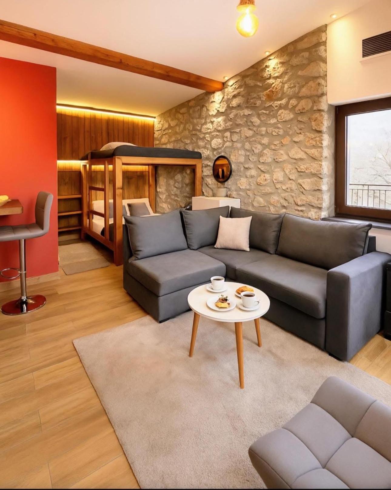 ΧΑΡΟΥΛΑ ΣΤΟΥΝΤΙΟ 2