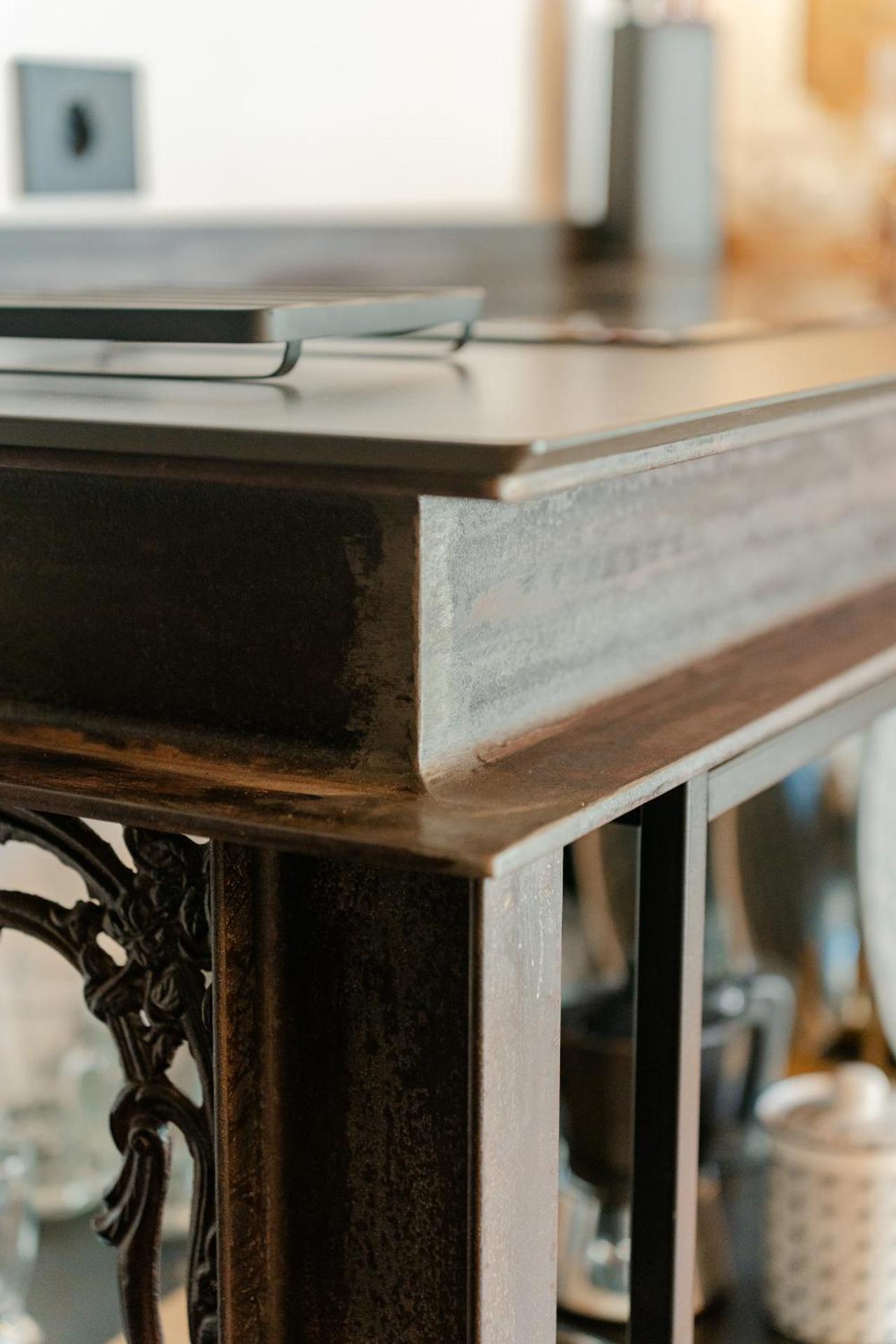 Deluxe One-Bedroom Apartment