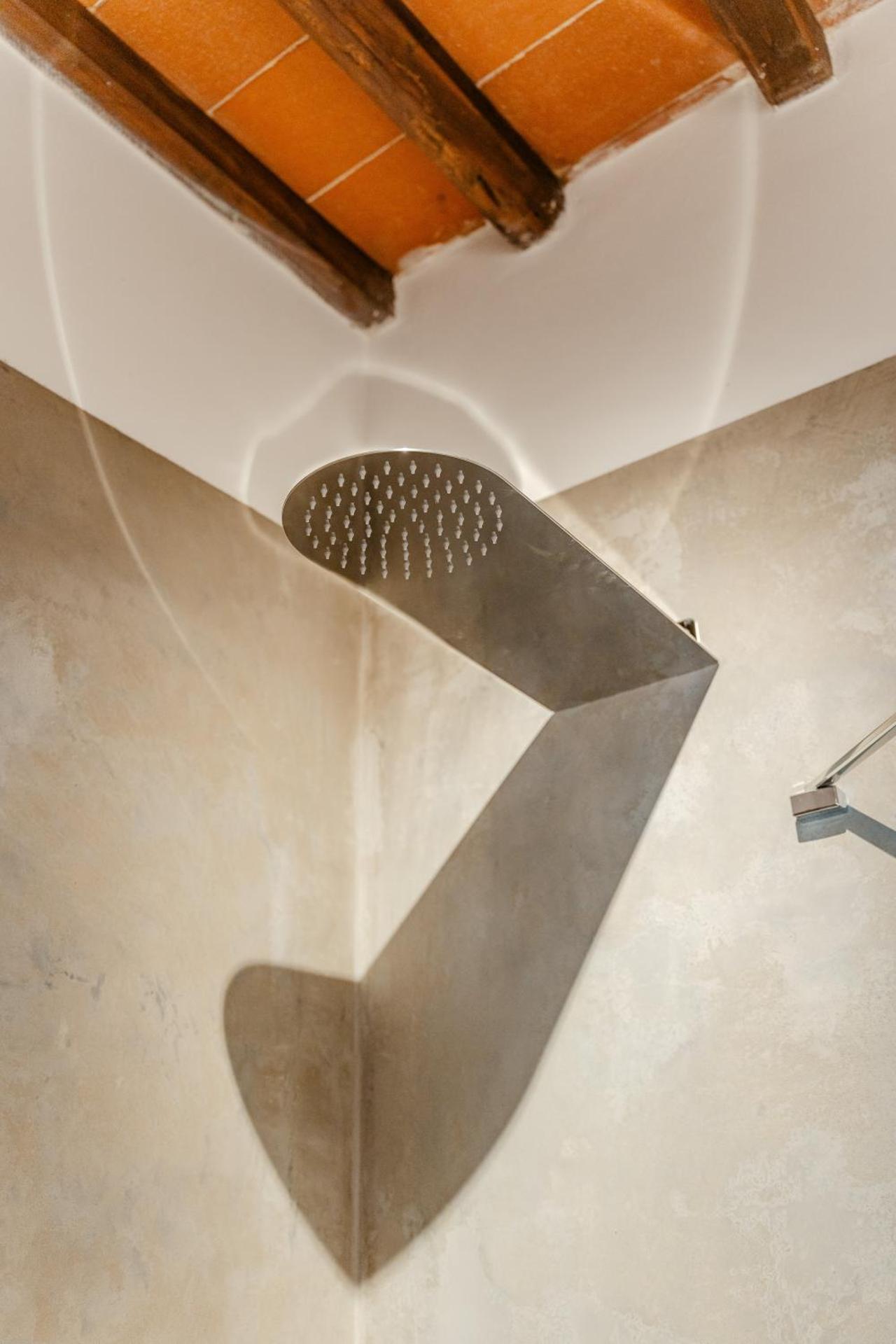 Deluxe One-Bedroom Apartment