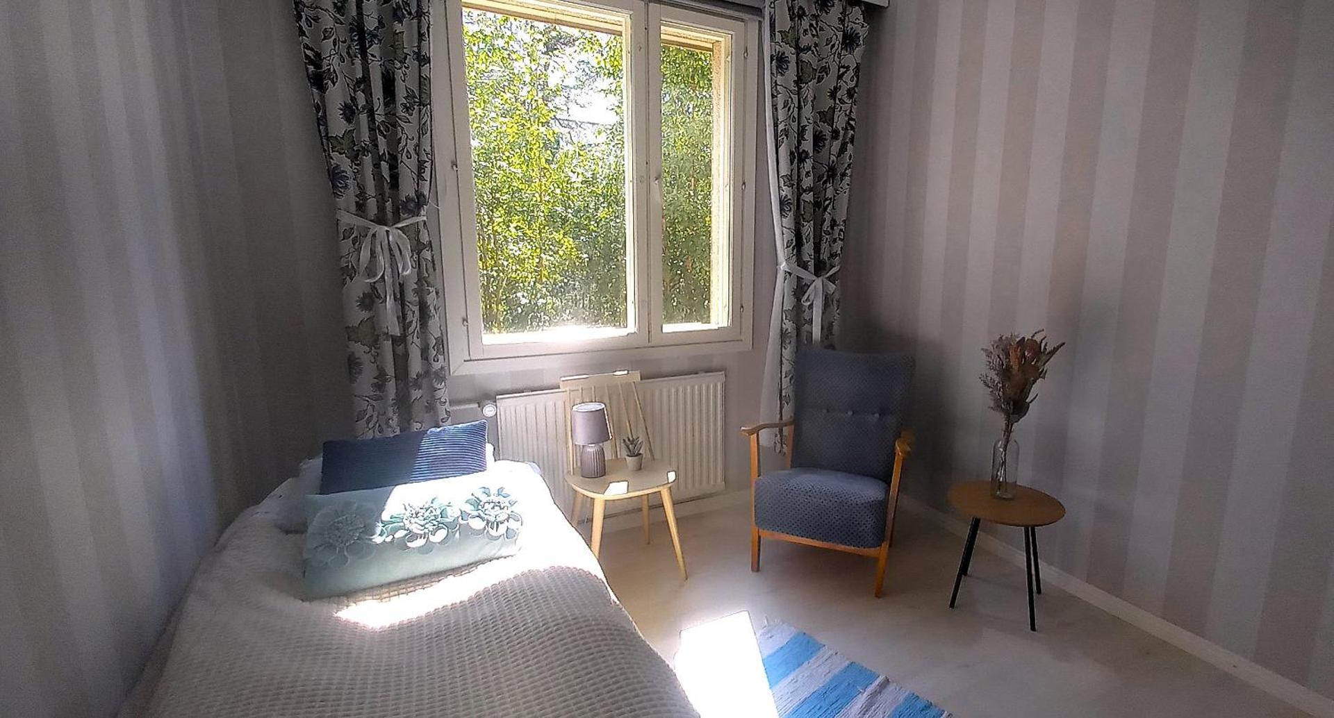 Avara huoneisto, lasitettu parveke, kaksi weeceetä