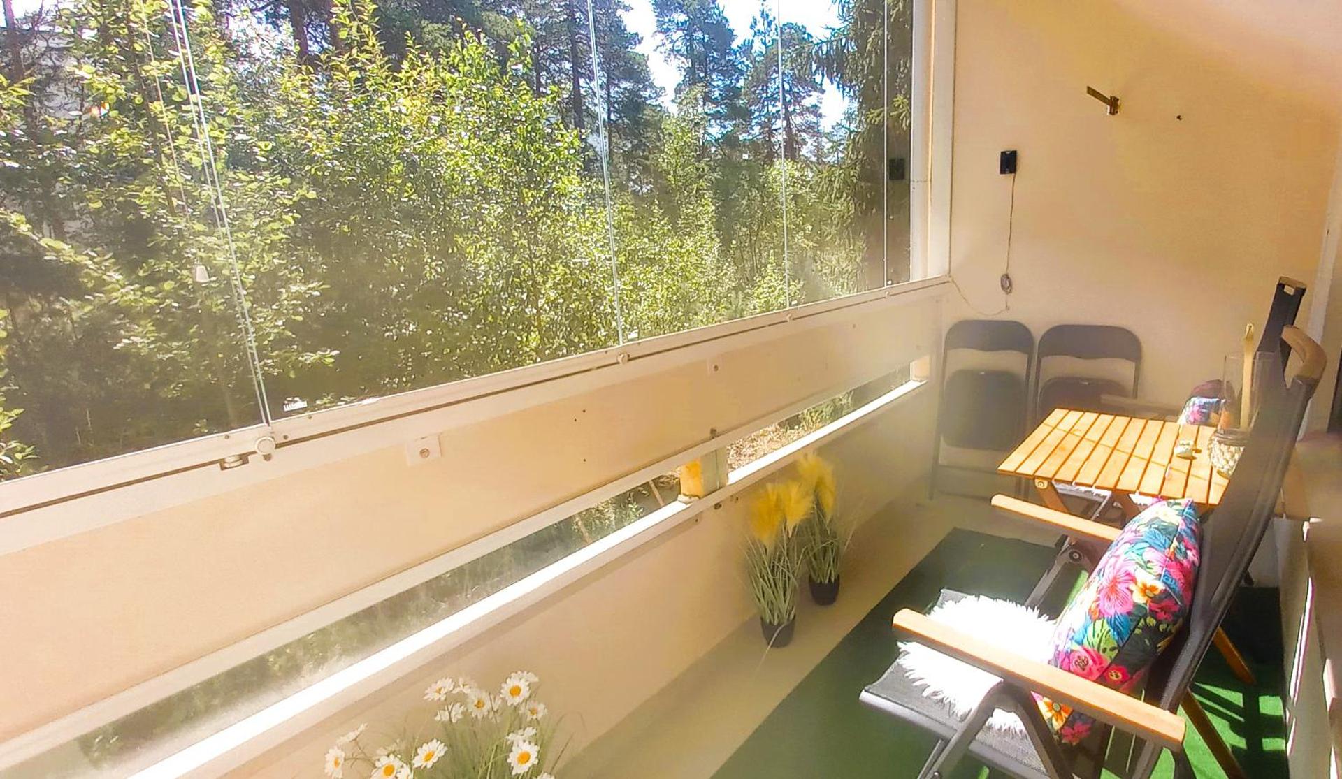 Avara huoneisto, lasitettu parveke, kaksi weeceetä