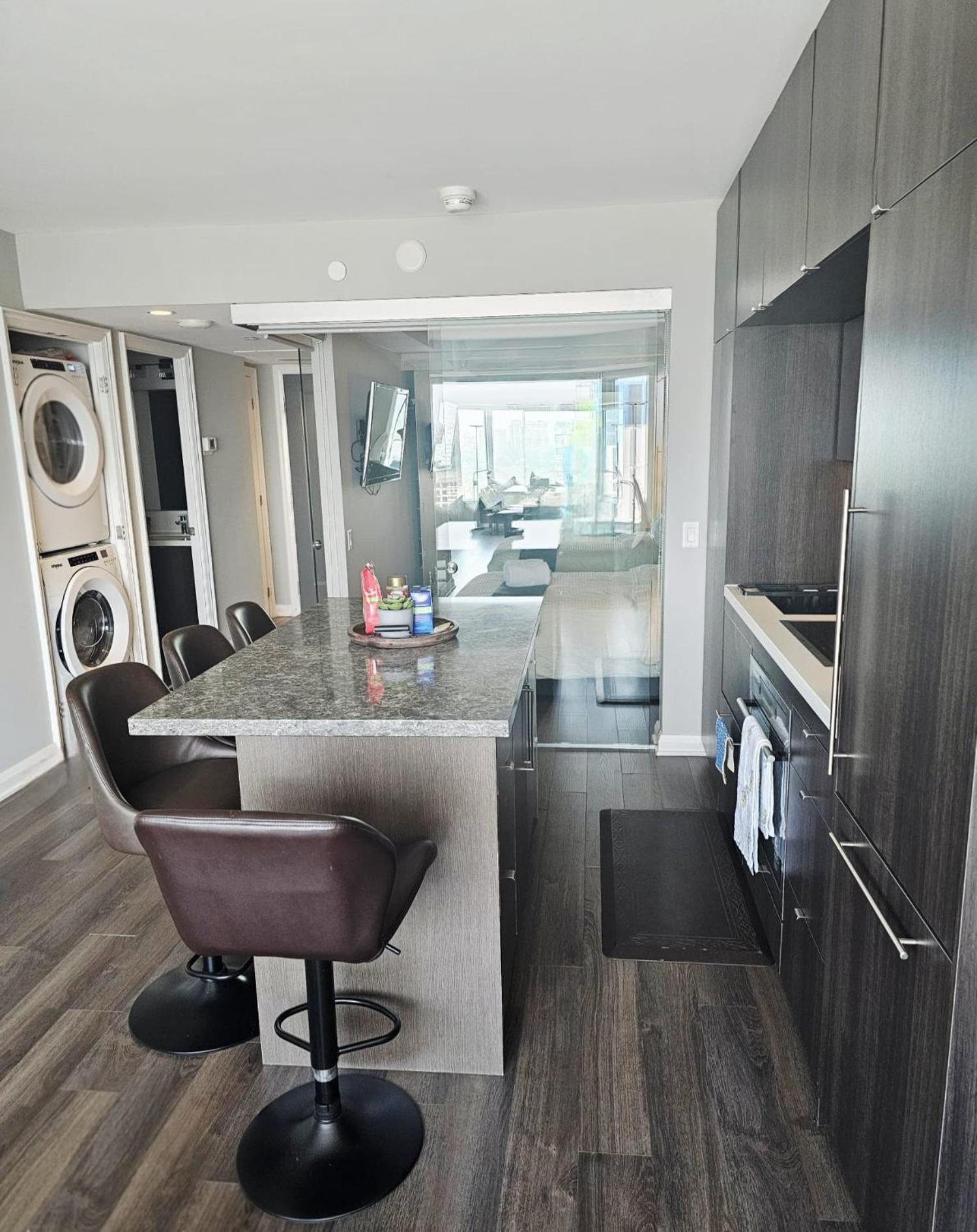 Elegant 2BR & 2BA Retreat in Prime Yorkville, Downtown