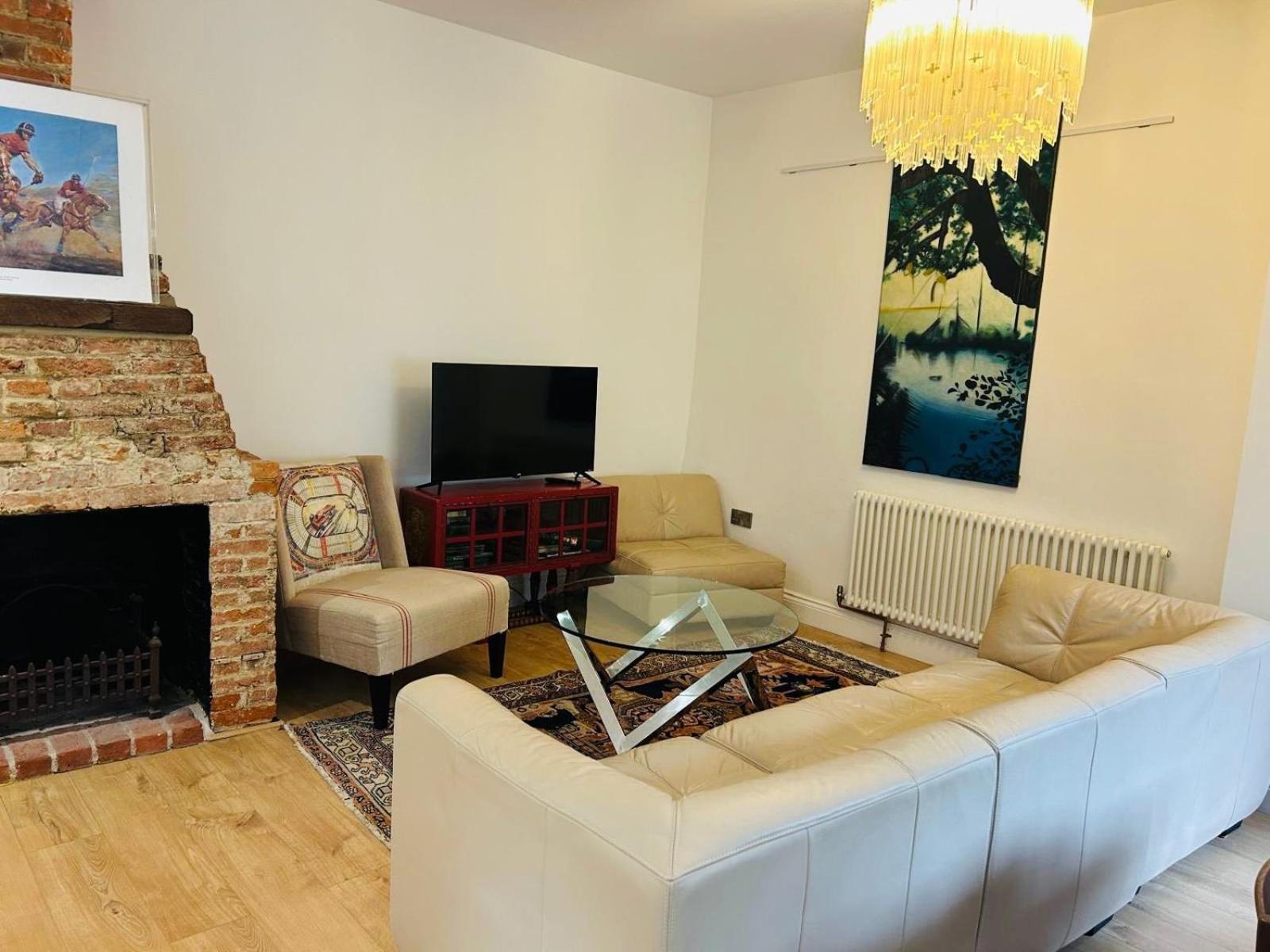 3 Bed Cottage - Sleeps 6 - Pets - Parking - Wifi