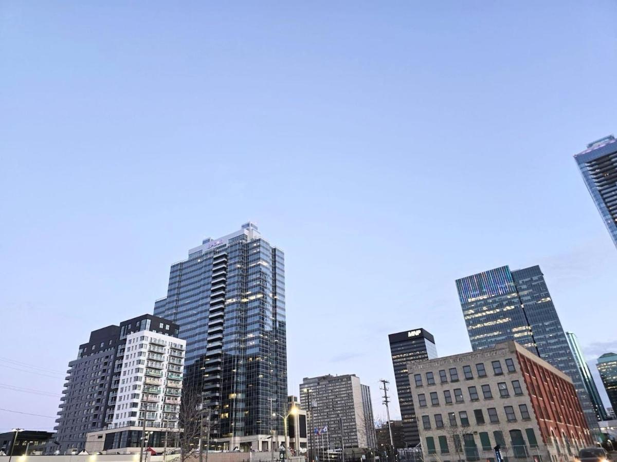 Mordern 2BedRoom Downtown Apt with Free Parking & Wifi