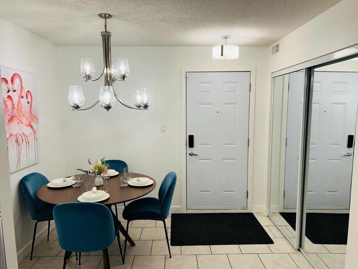 Mordern 2BedRoom Downtown Apt with Free Parking & Wifi