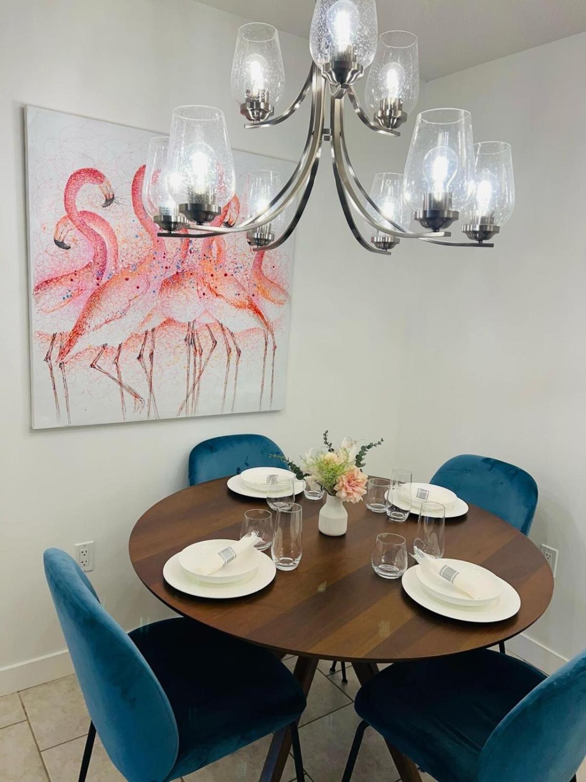 Mordern 2BedRoom Downtown Apt with Free Parking & Wifi