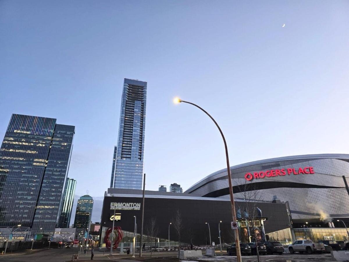 Mordern 2BedRoom Downtown Apt with Free Parking & Wifi