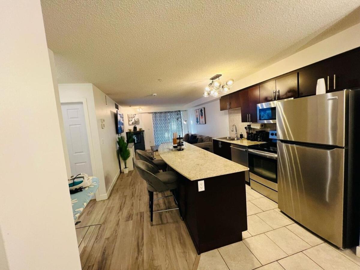 Mordern 2BedRoom Downtown Apt with Free Parking & Wifi