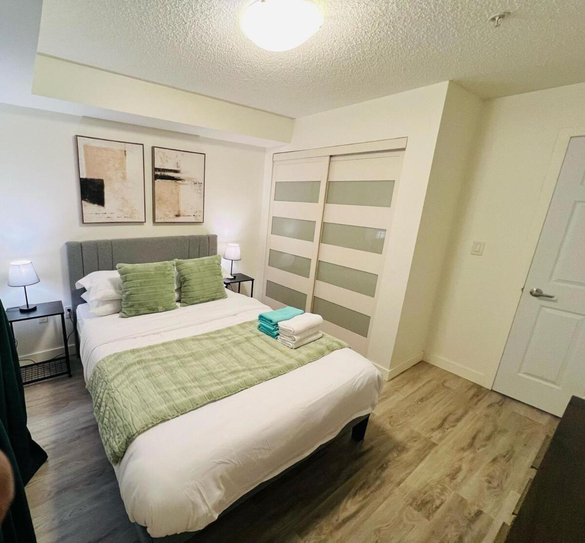 Mordern 2BedRoom Downtown Apt with Free Parking & Wifi