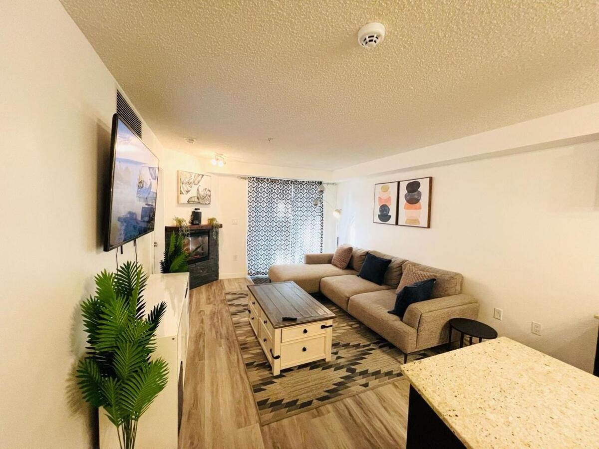 Mordern 2BedRoom Downtown Apt with Free Parking & Wifi