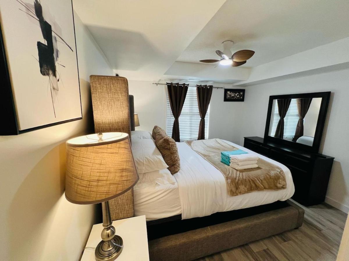 Mordern 2BedRoom Downtown Apt with Free Parking & Wifi