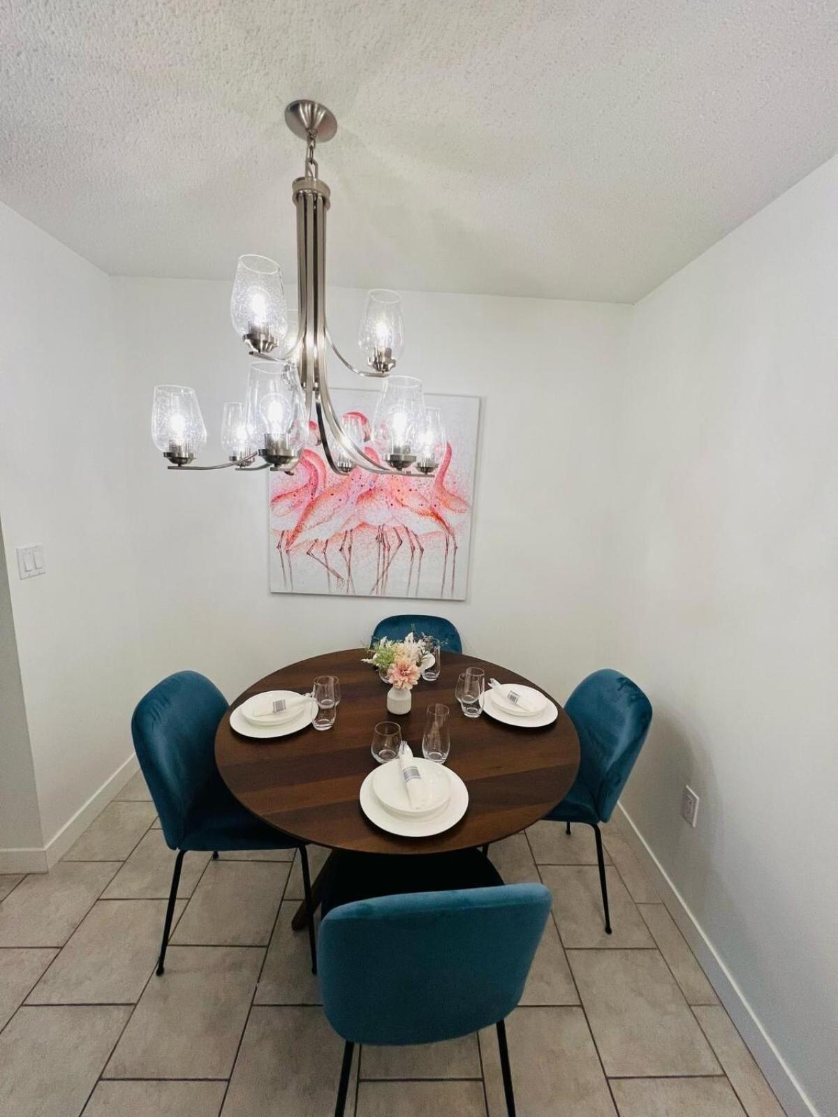 Mordern 2BedRoom Downtown Apt with Free Parking & Wifi