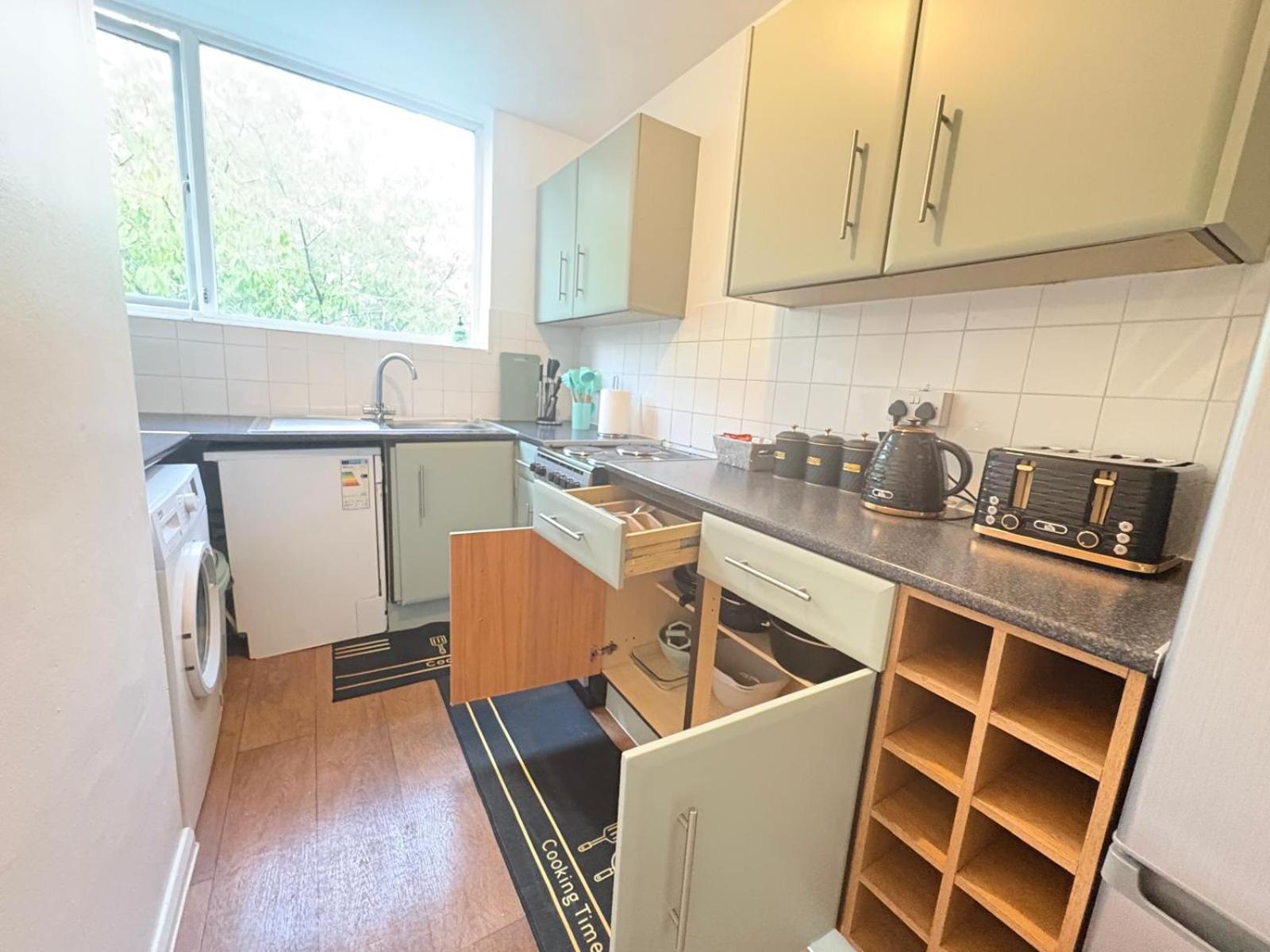 Cosy 2 bed flat Near East Croydon