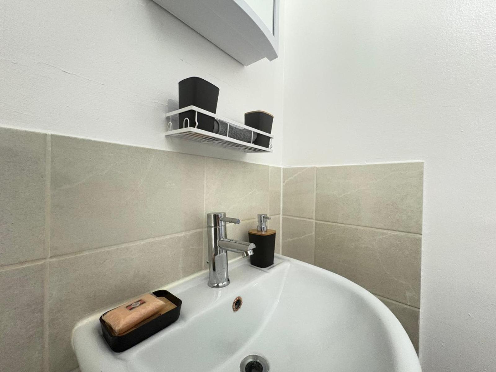 Cosy 2 bed flat Near East Croydon