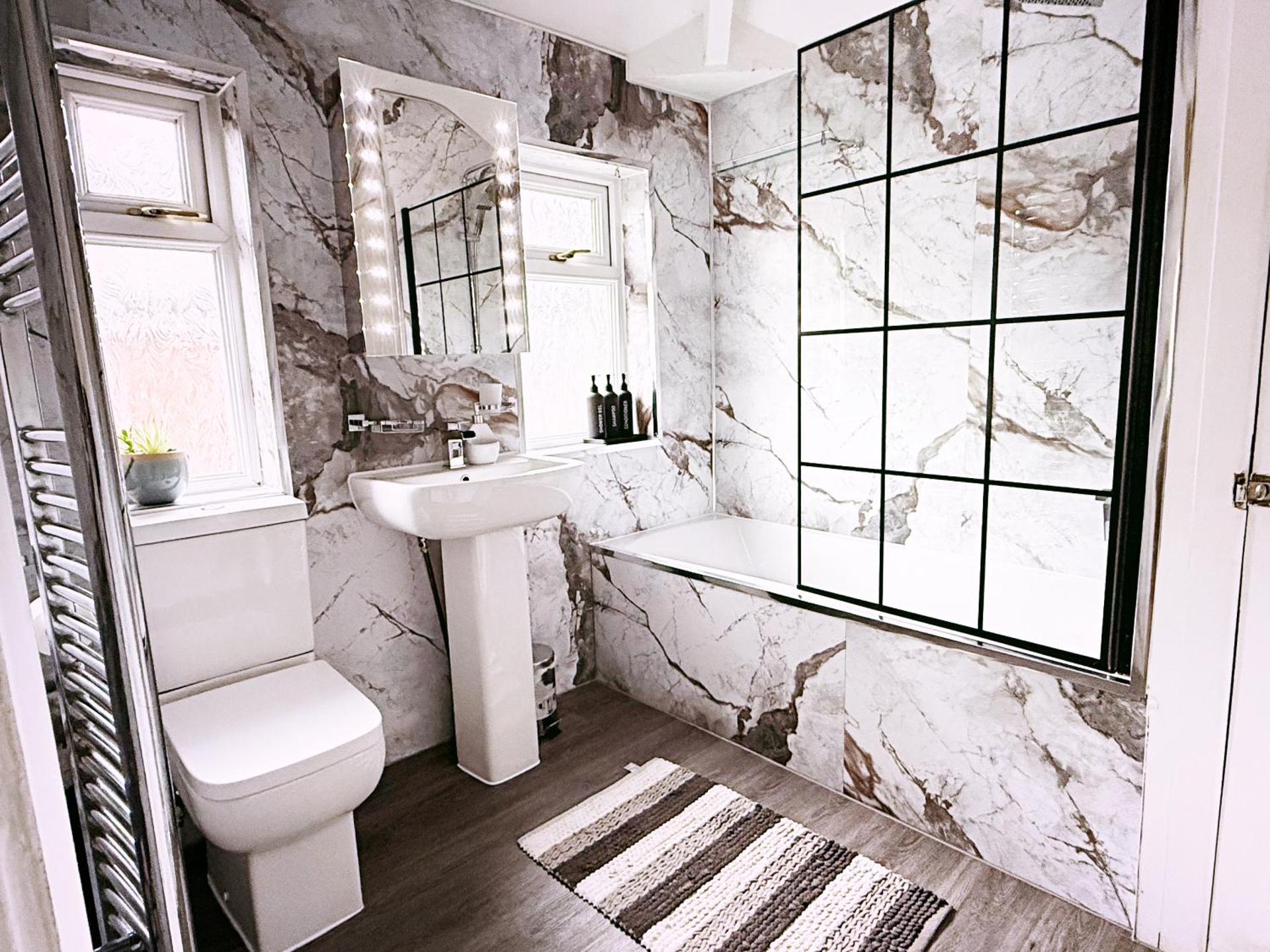 The Serene Stays - 3 Bed Home in Oldham Manchester