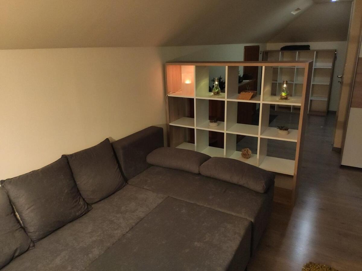 Comfy Attic Near the Airport - Full