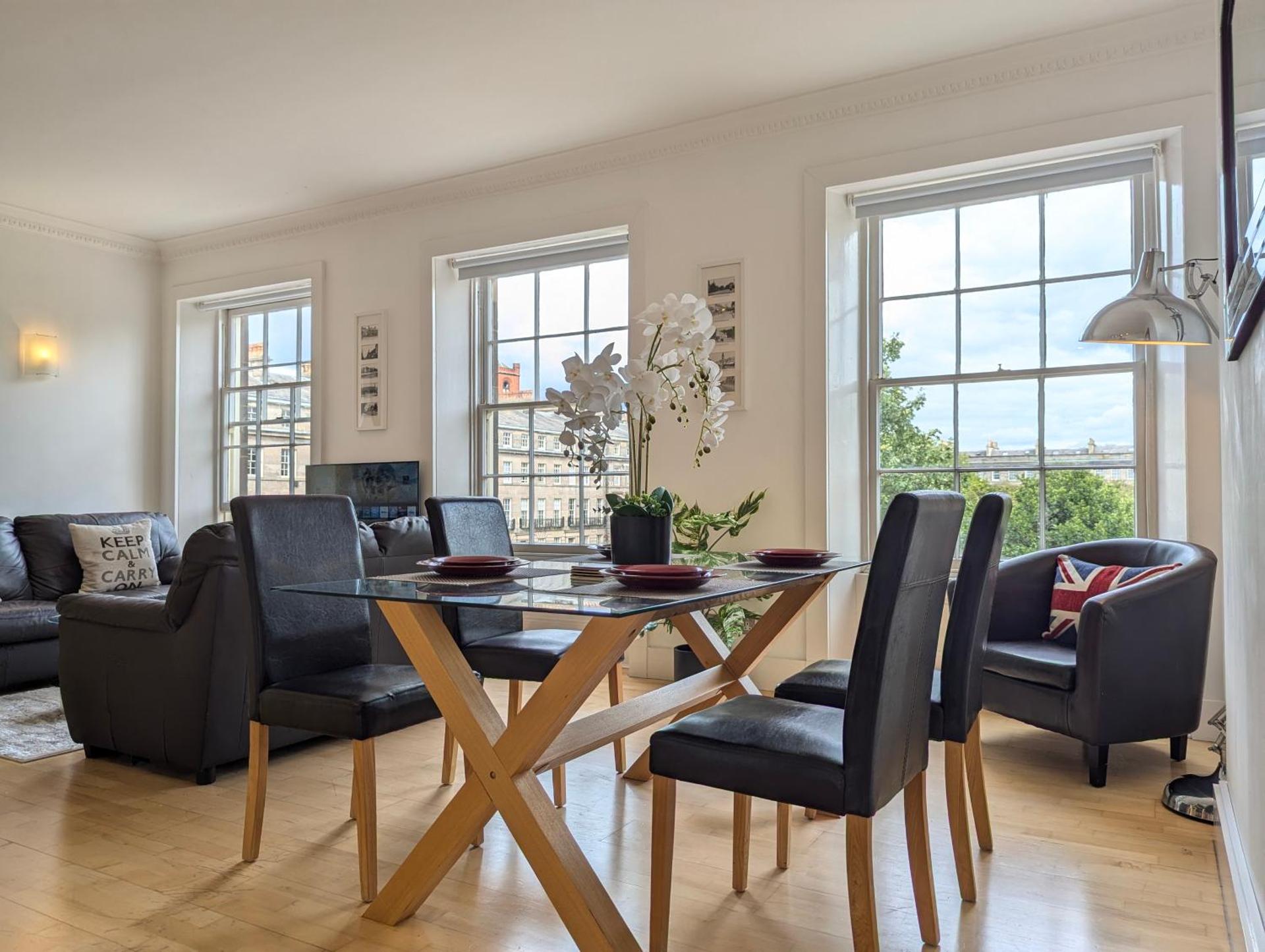 Elegant Apartment in Hamilton Square Free Parking