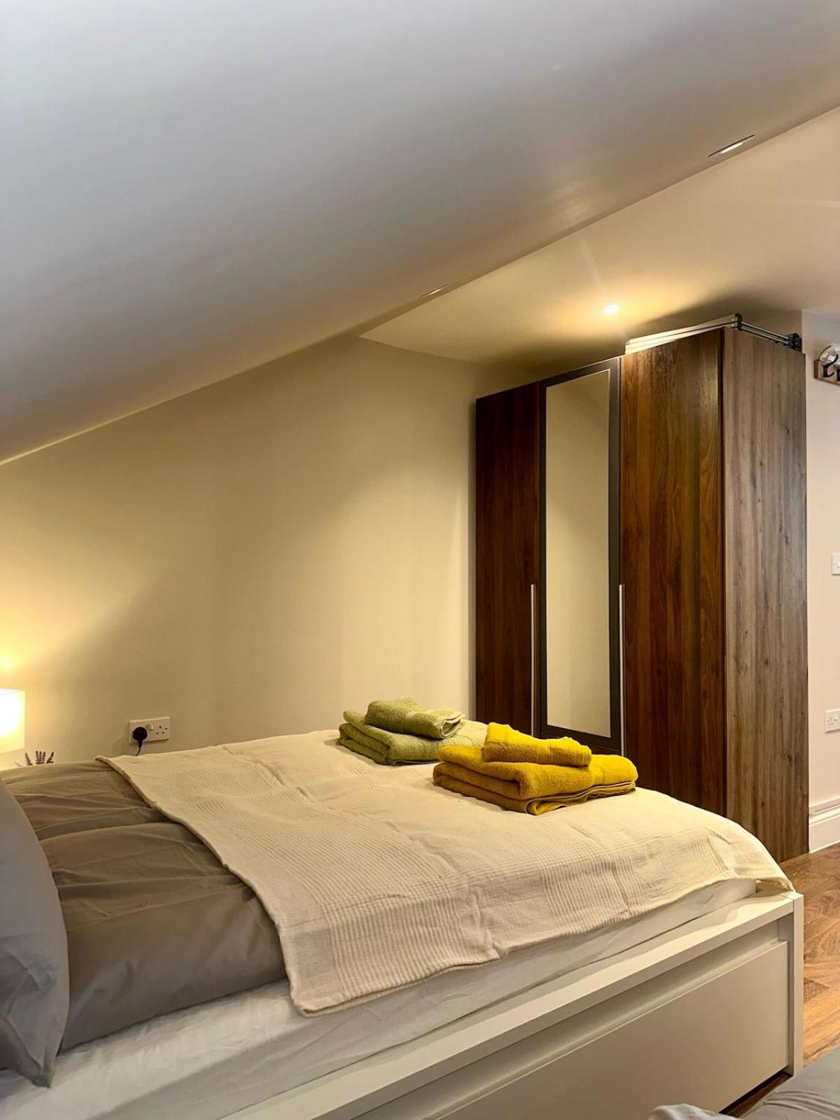 Stylish Bright loft Studio in Ealing