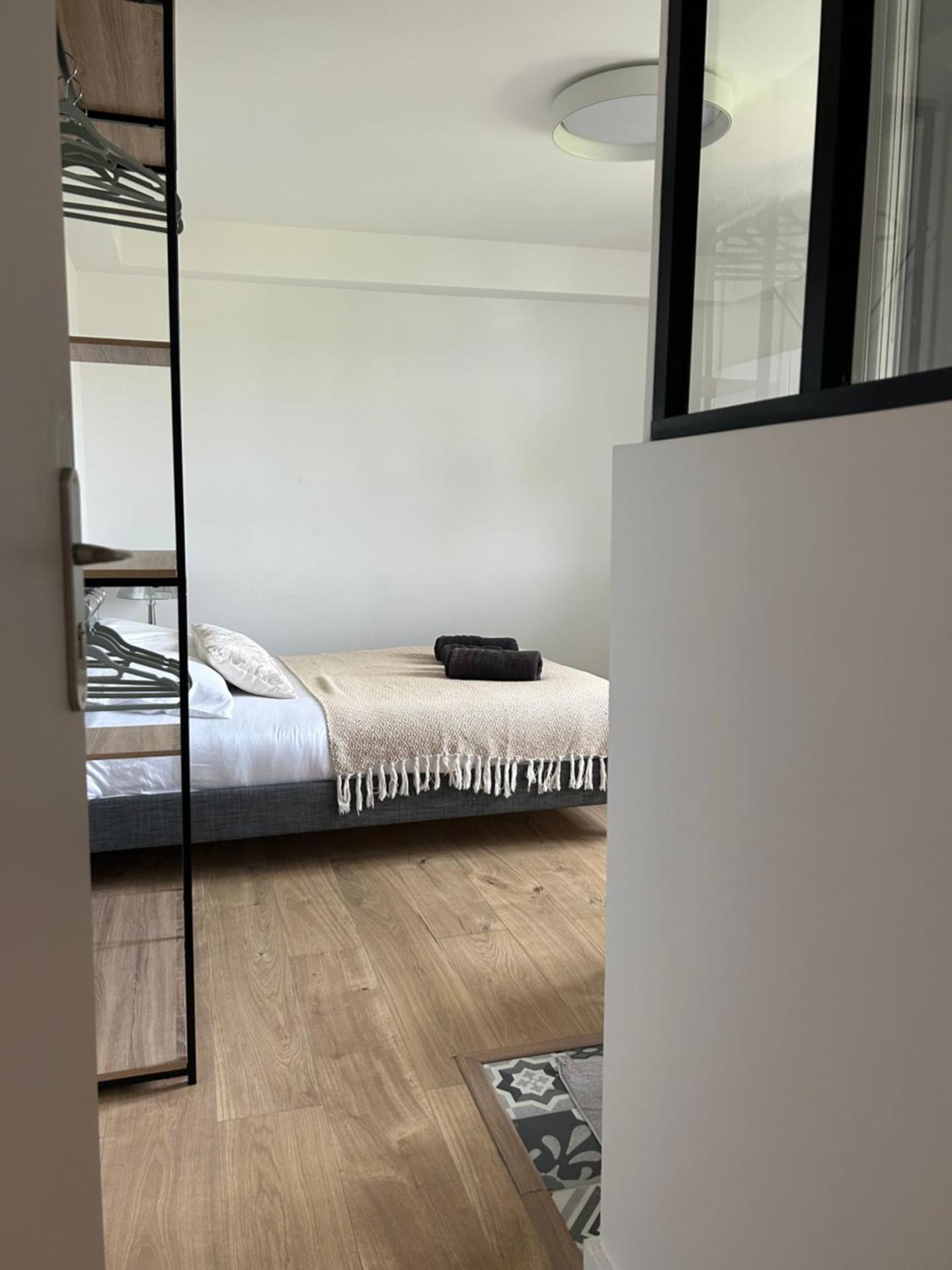 Chambre toute équipée