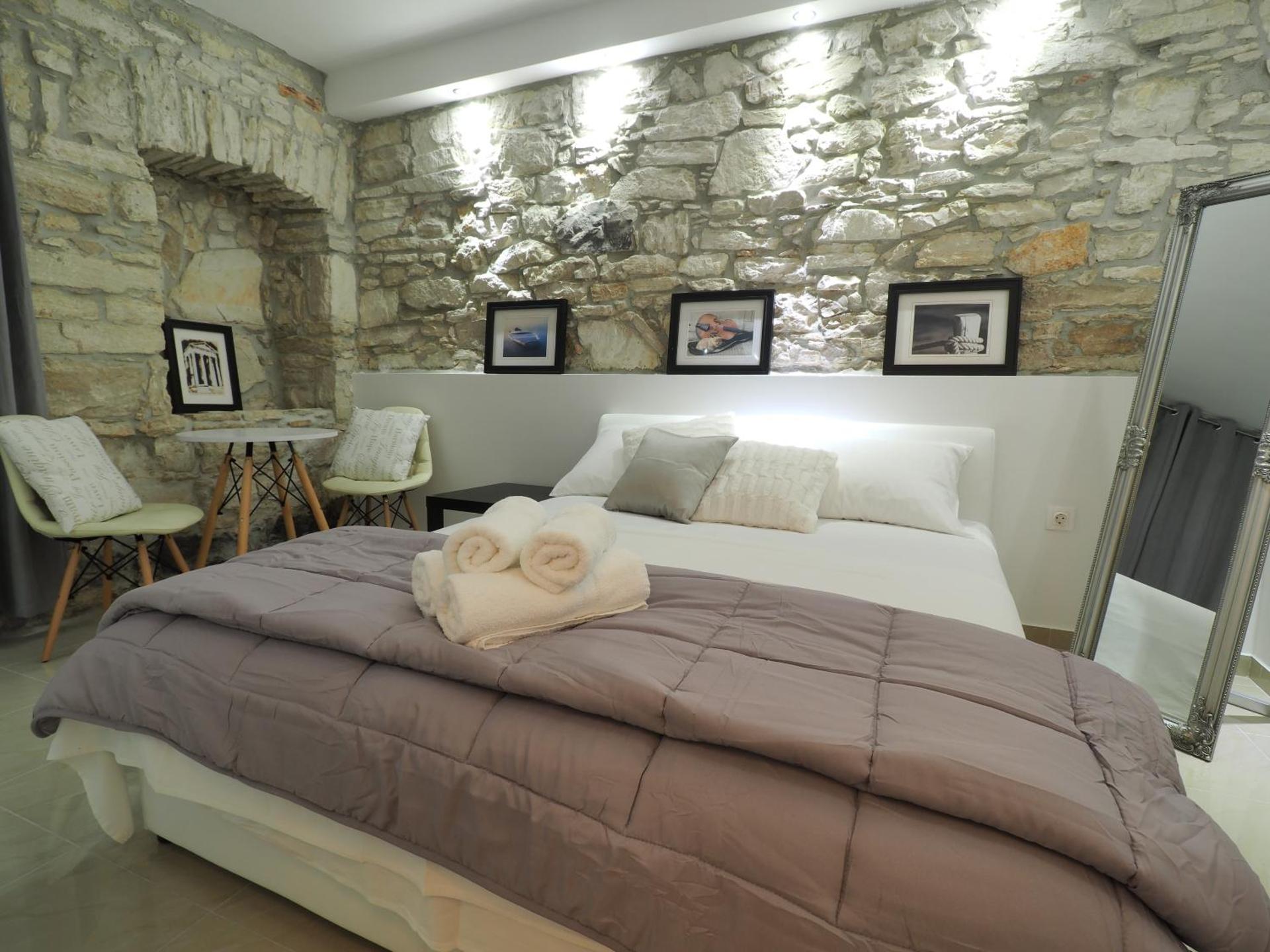 Captain Emo City Apartments