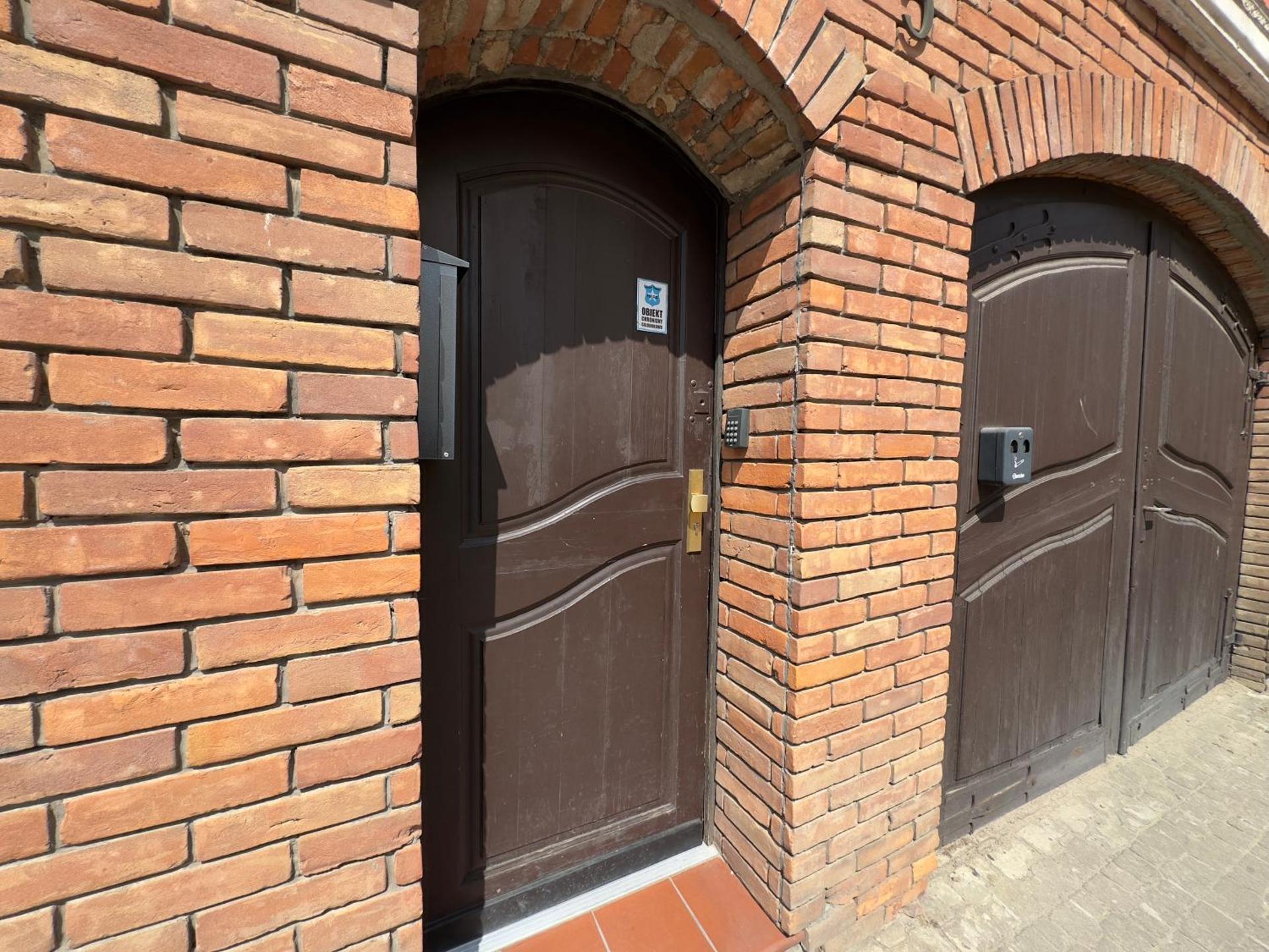 Apartament w centrum na starówce, pokój dzienny z aneksem kuchennym, sypialnia z podwójnym łóżkiem, piękna weranda, TV Smart, Wi-Fi, parking, FV, self check in 24H, Taras, Ogród nad rzeką, w sąsiedztwie restauracja , imprezy i usługi escort zakazane