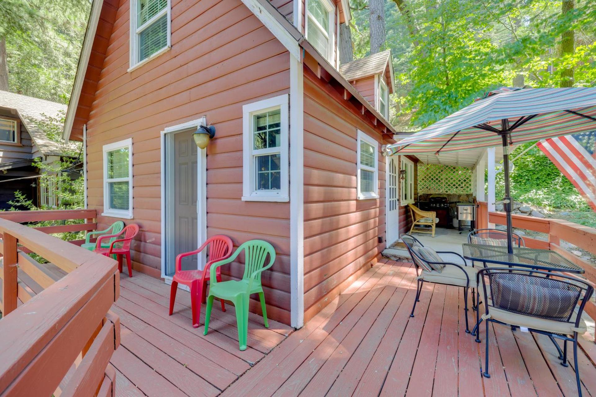 Vintage Snow White Cottage about 2 Miles to Village!