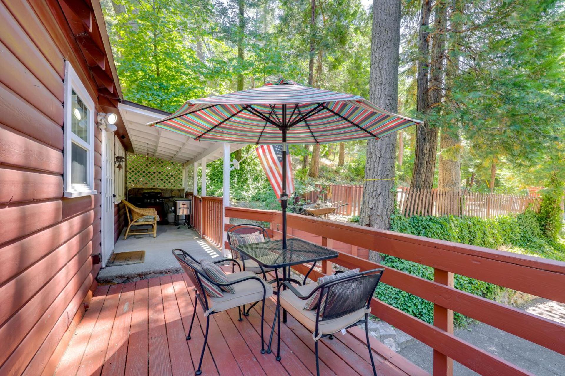 Vintage Snow White Cottage about 2 Miles to Village!