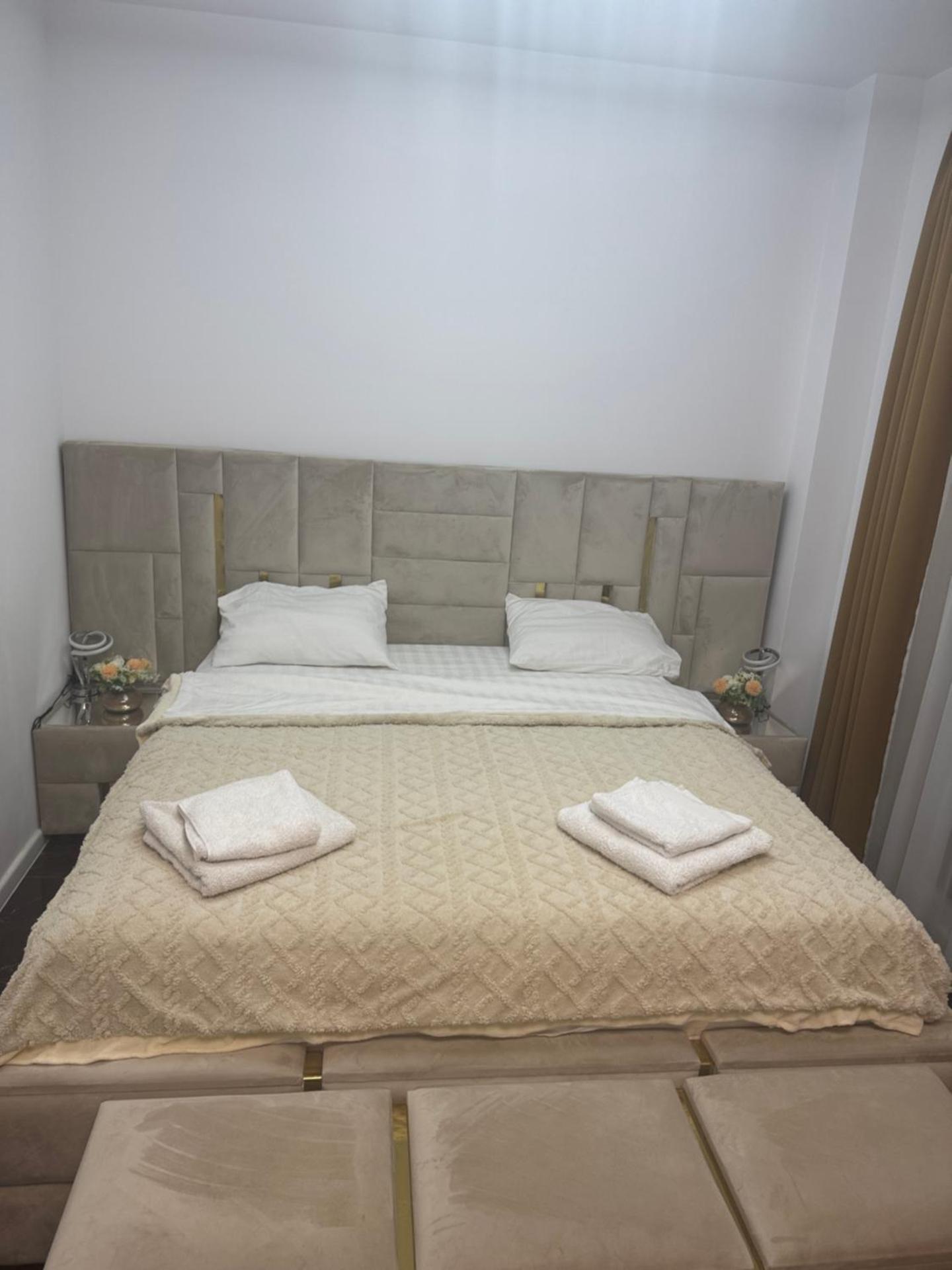 Adela & Robert Home cu piscină și parcare privată