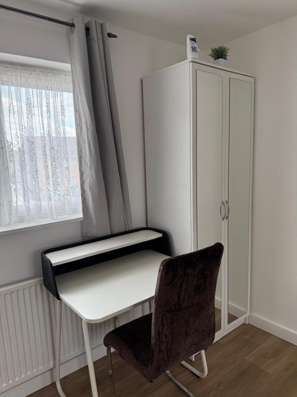 Spacious Double Room - Central Dartford