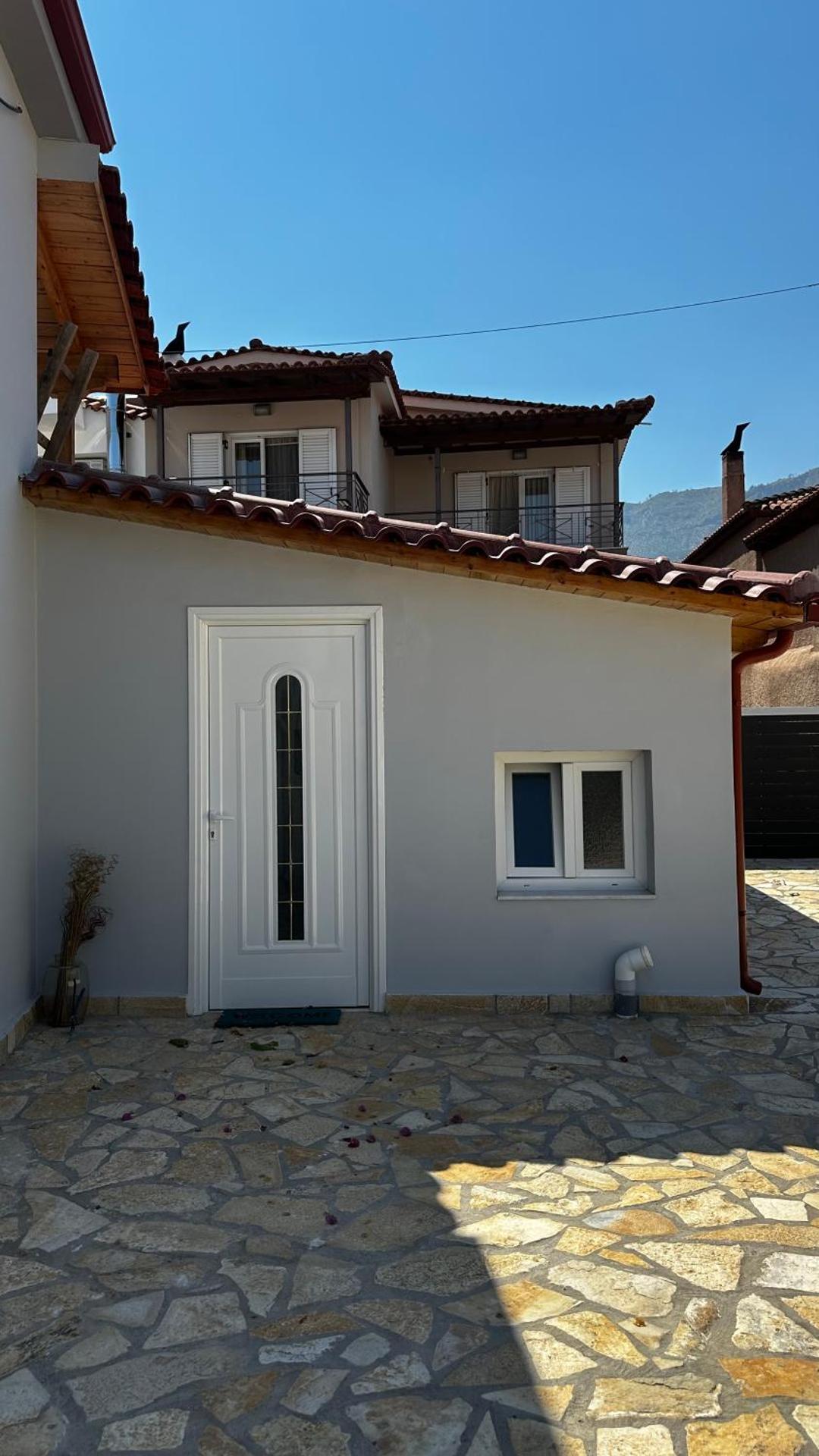 Steven Eleonas apartments