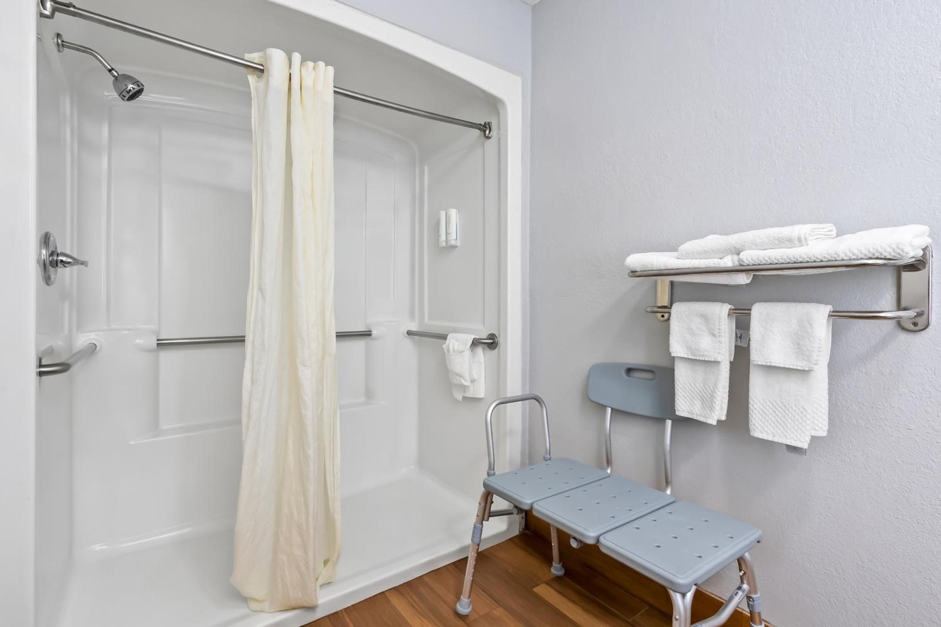 King Room - Accessible/Smoking