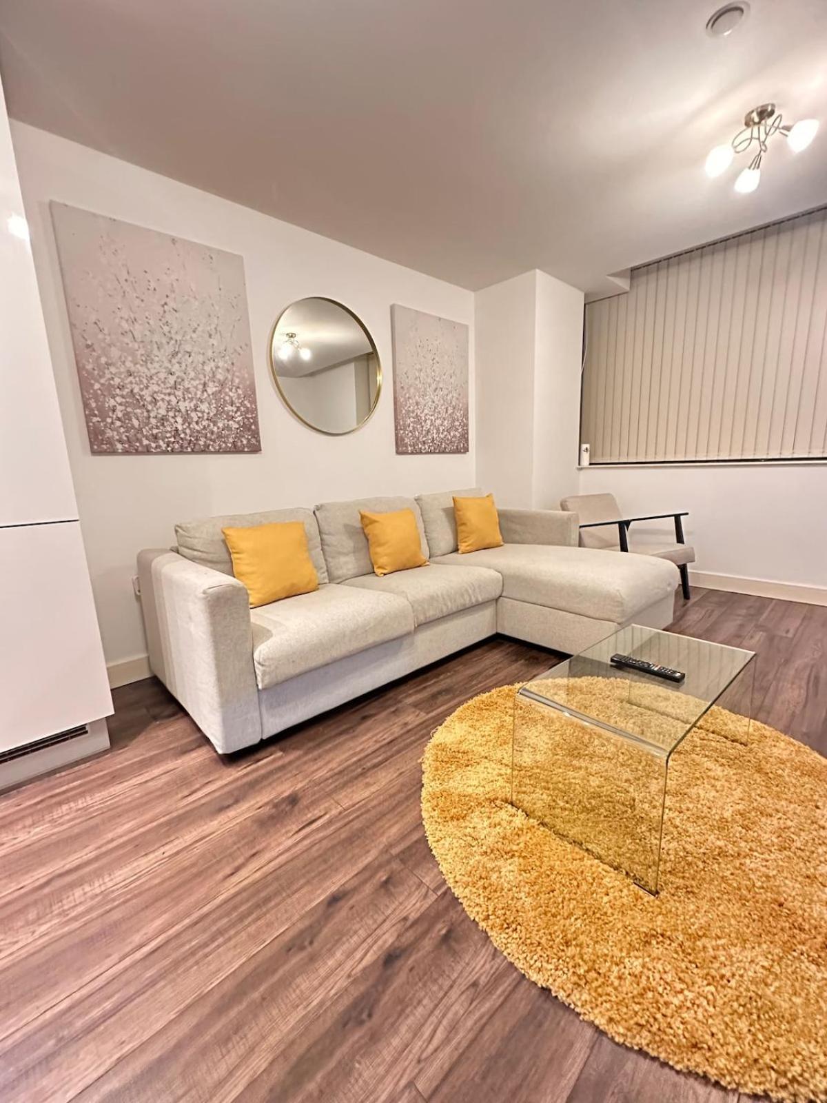 1 Bedroom Apartment- Free Parking, Broad St, City Centre