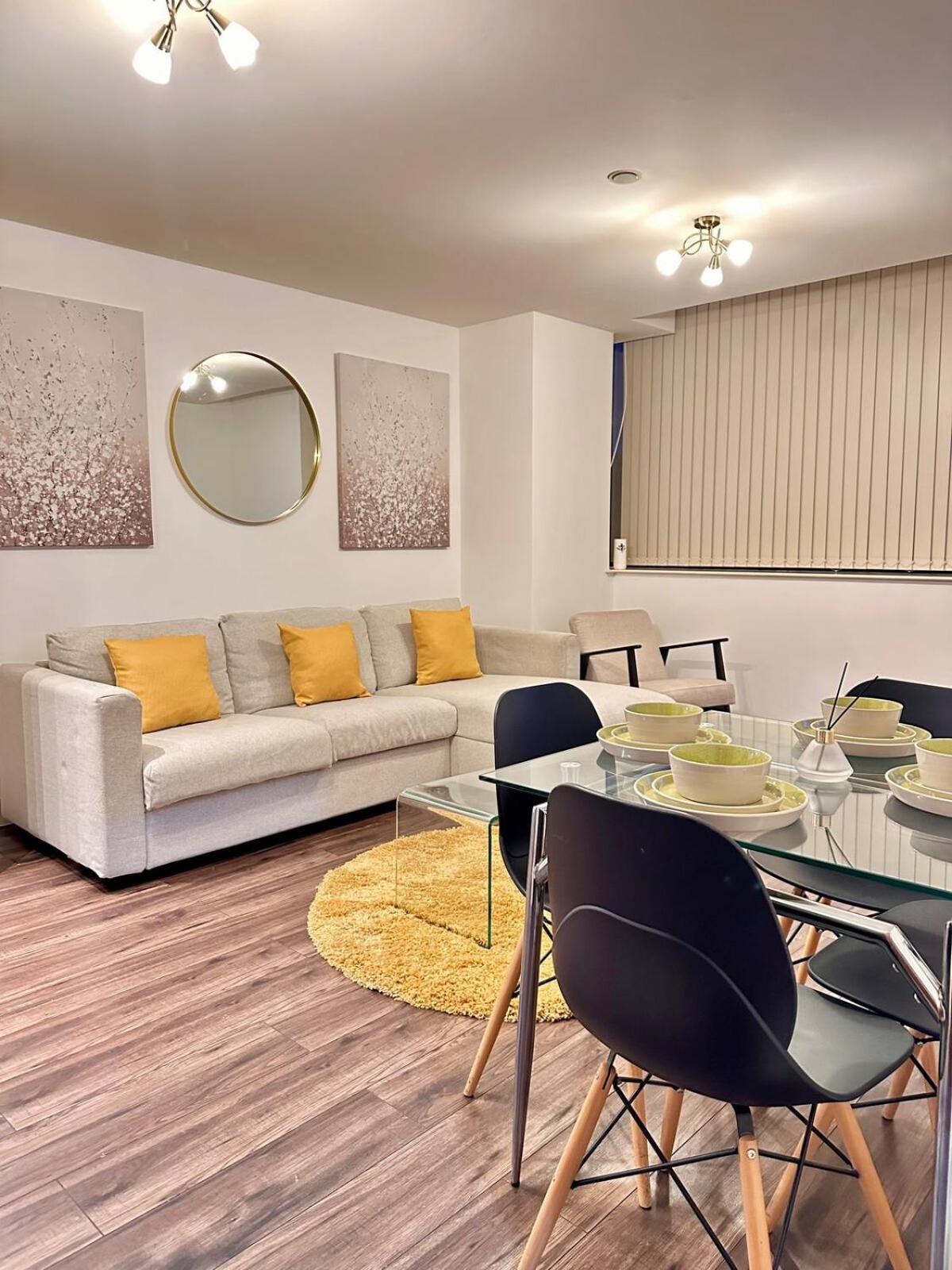 1 Bedroom Apartment- Free Parking, Broad St, City Centre