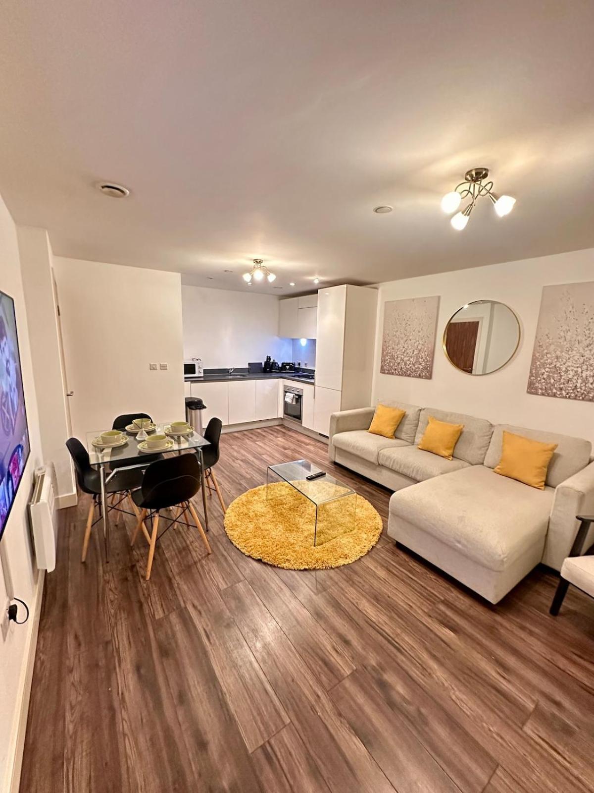 1 Bedroom Apartment- Free Parking, Broad St, City Centre