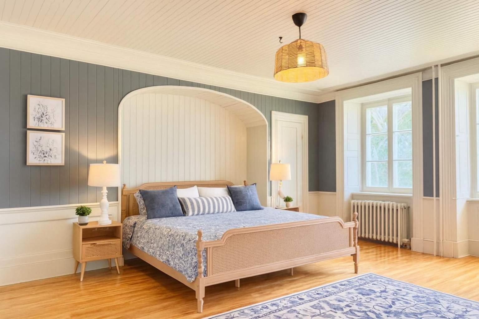 The Royal d'Antan 8 people Parking